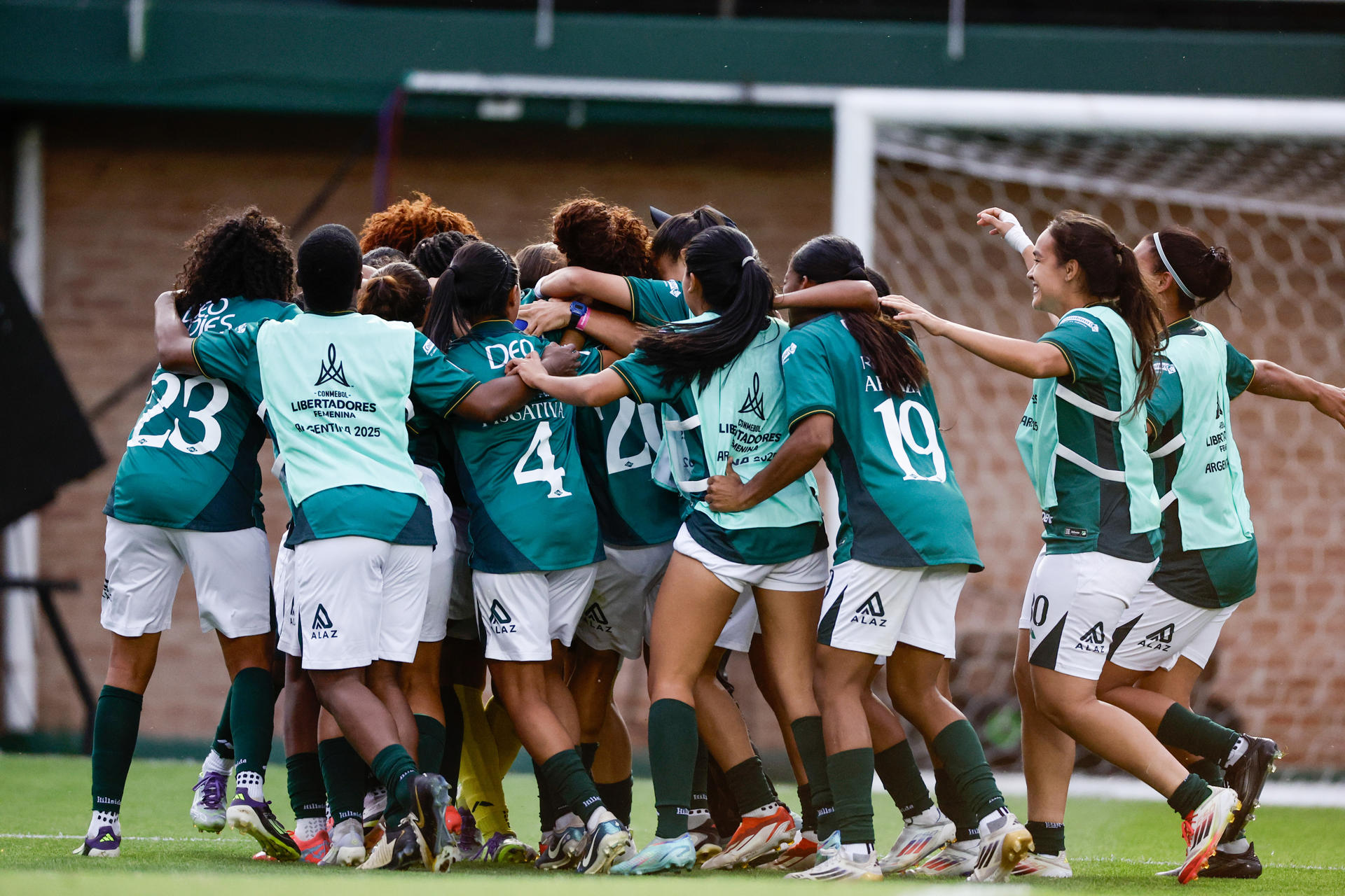 AMDEP6551. BANFIELD (ARGENTINA), 15/10/2025.- Jugadoras de Cali celebran el triunfo este miércoles, al finalizar un partido por las semifinales de la Copa Libertadores Femenina entre Colo-Colo y Deportivo Cali en el estadio Florencio Sola en Banfield (Argentina). EFE/ Juan Ignacio Roncoroni