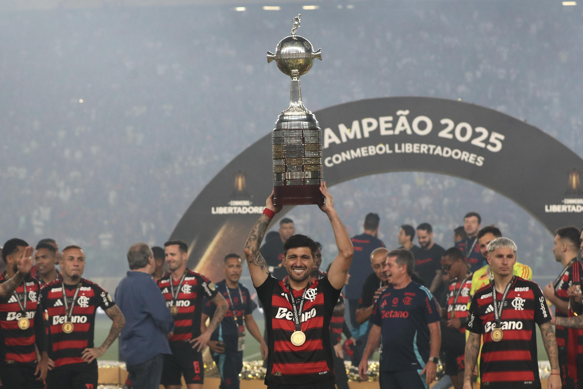 AME4051. LIMA (PERÚ), 29/11/2025.- Giorgian de Arrascaeta (c) de Flamengo celebra con el trofeo al ganar la Copa Libertadores ante Palmeiras este sábado, en el estadio Monumental U, en Lima (Perú). EFE/ Paolo Aguilar