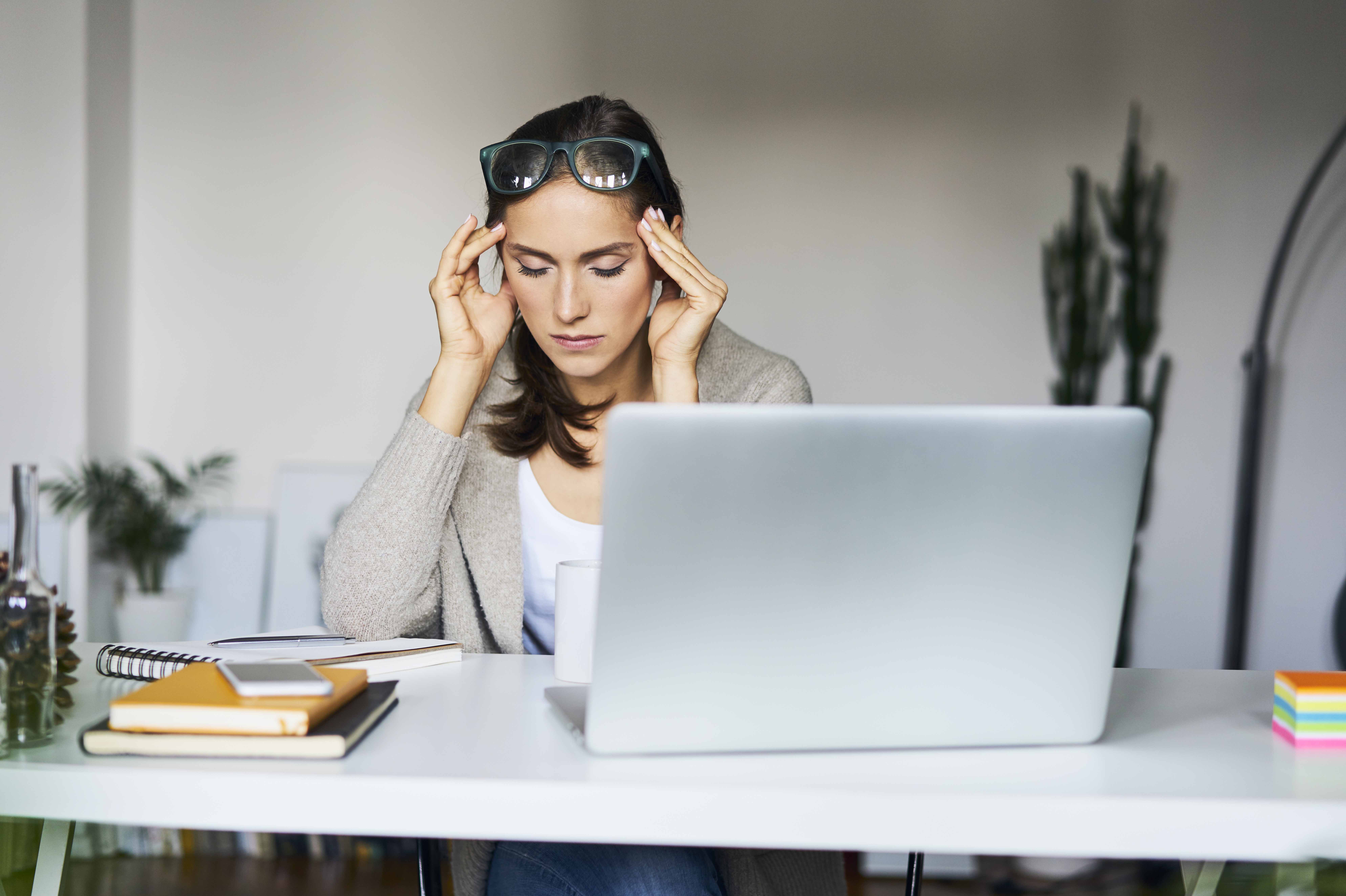 Trabajar ya no alcanza: burnout y crisis del cuarto de vida en los adultos jóvenes