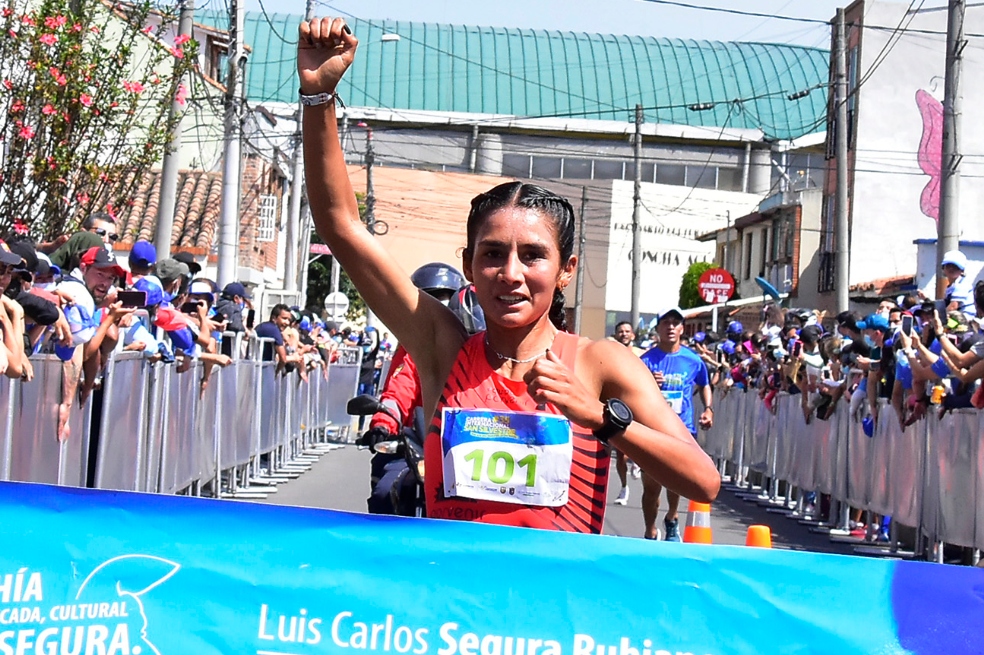 Angie Orjuela y Cristian Vásconez repitieron victoria en la San Silvestre de Chía