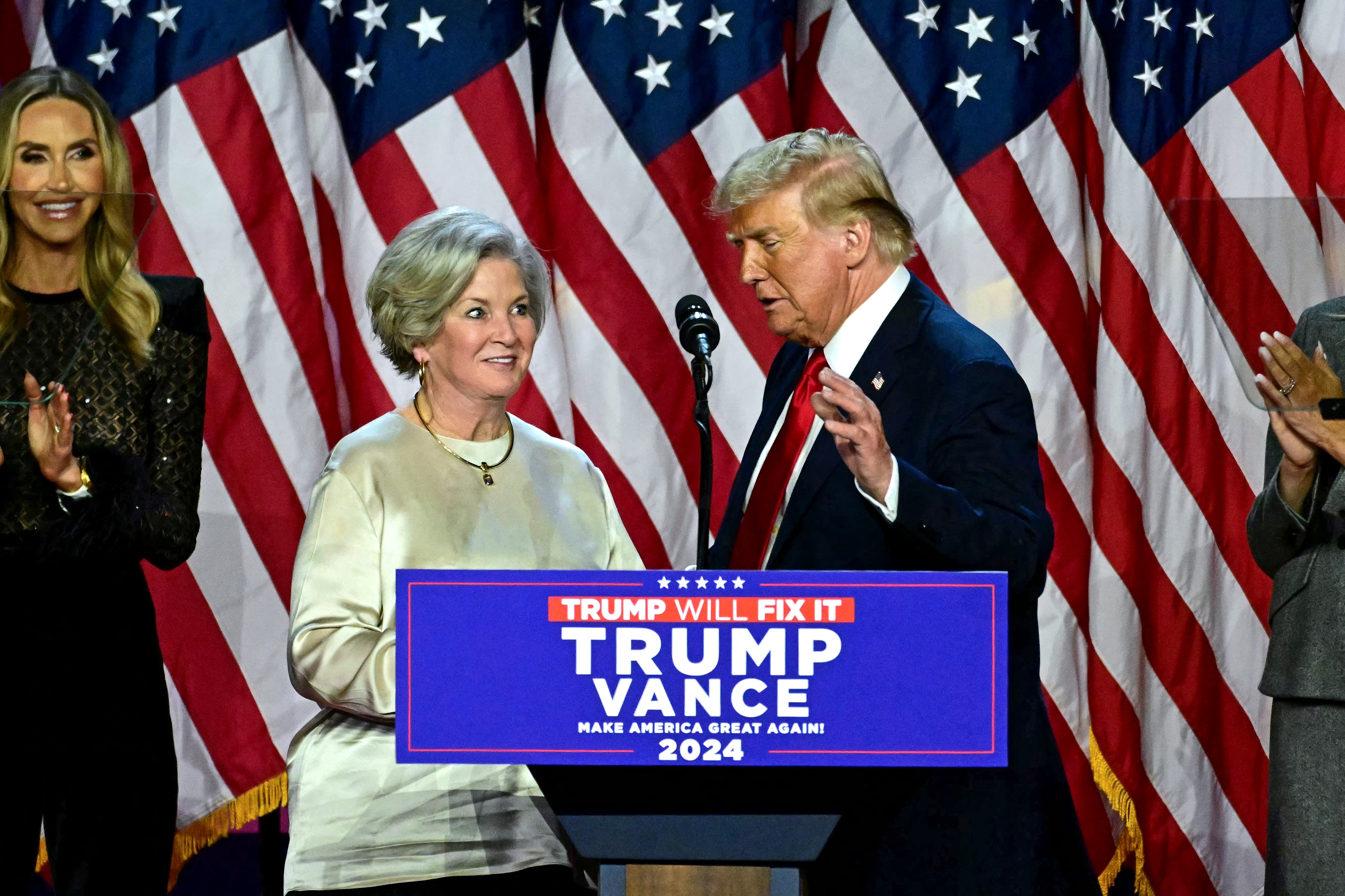 Susie Wiles junto a Donald Trump.