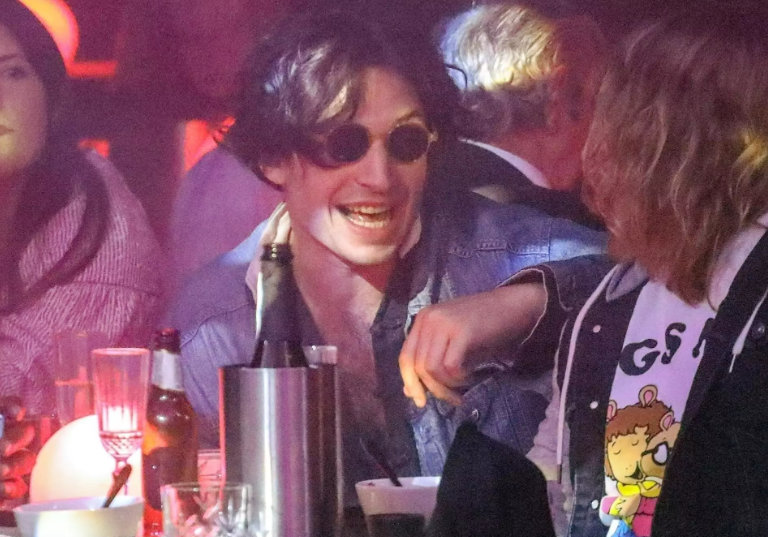 Ezra Miller admite sus problemas de salud mental y se somete a tratamiento