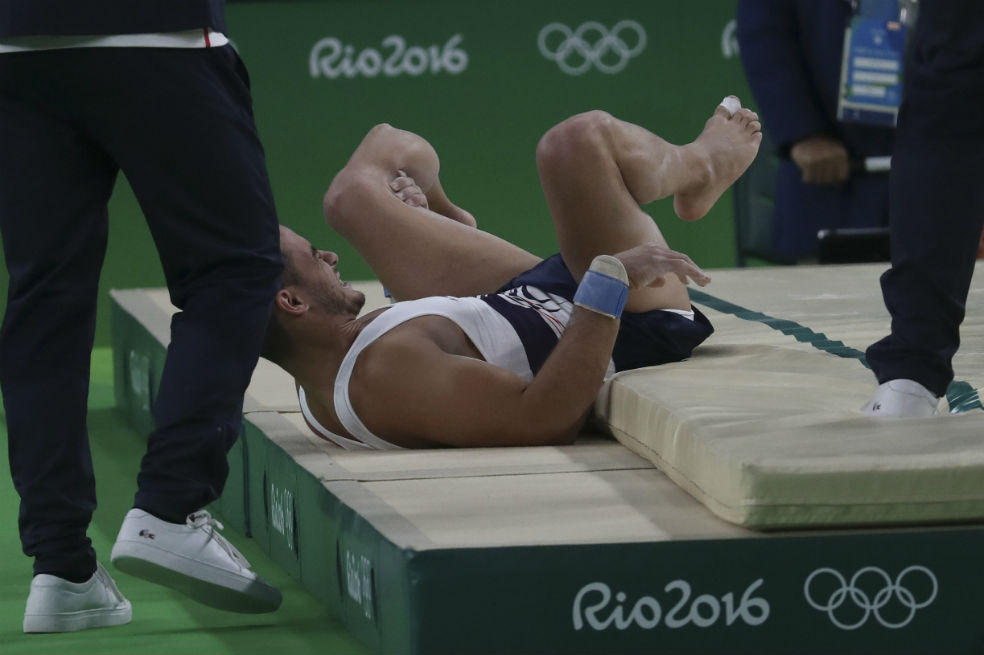 Imágenes de una impactante lesión de un gimnasta francés en Río