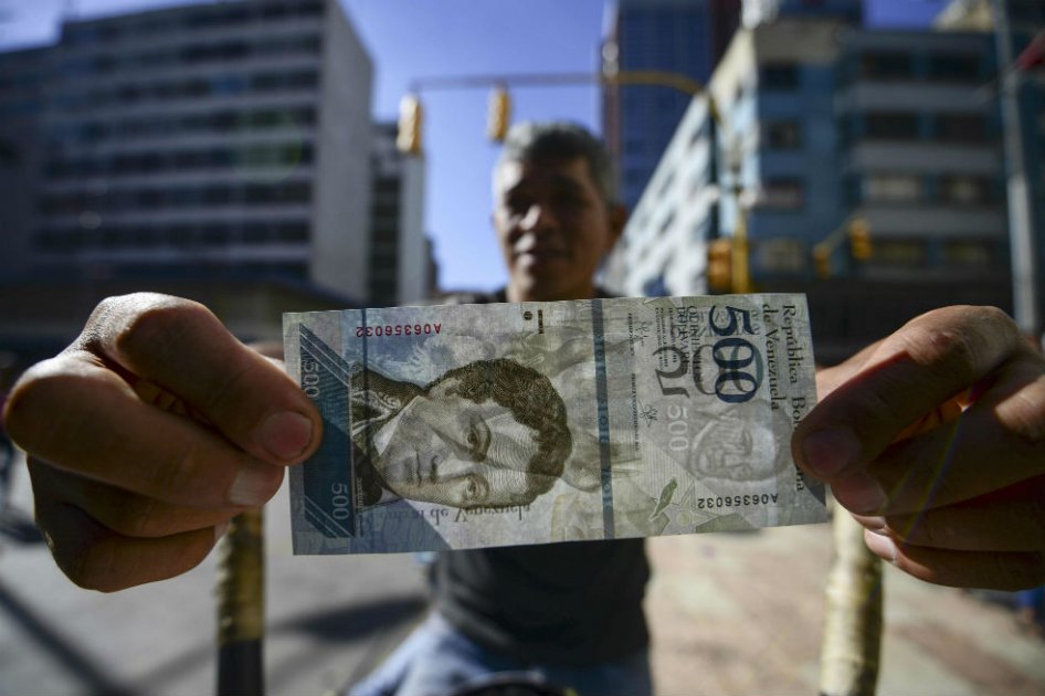 Maduro aplaza por tercera vez el retiro del billete de 100 bolívares