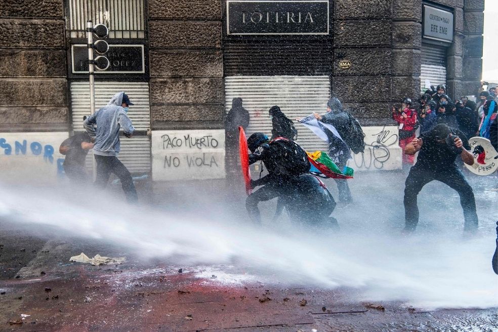 A las afueras de la antigua sede del Congreso de Santiago hubo choques entre las fuerzas especiales de la Policía y un grupo de manifestantes que intentó traspasar el cordón de seguridad.