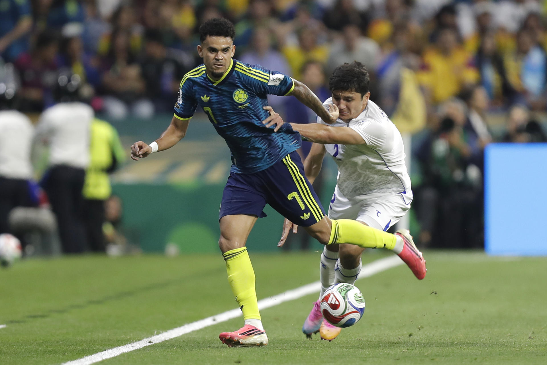 El gesto de Khusanov con el camarógrafo al que lesionó en partido contra Colombia