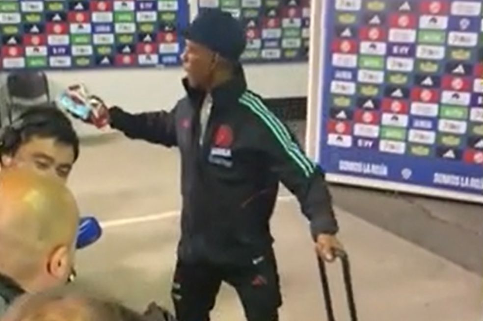 Video: el gesto del utilero de Colombia con los periodistas chilenos