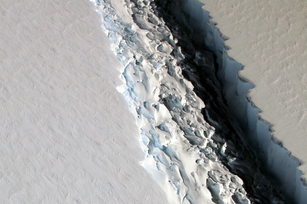 El super iceberg a 13 kilómetros de desprenderse