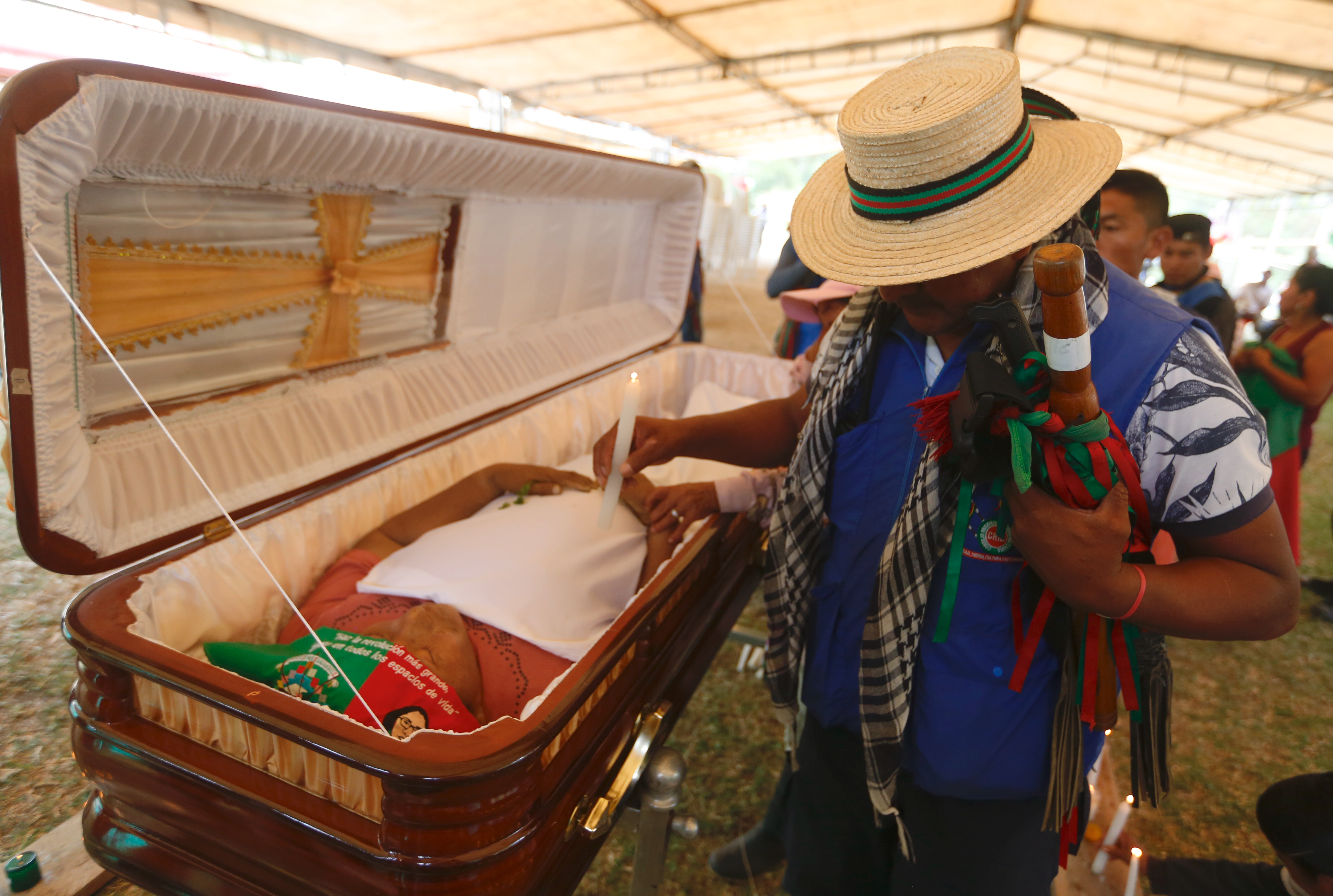 TORIBÍO (COLOMBIA), 19/03/2024.- Indígenas asisten a la velación de la lideresa nasa Carmelina Yule Paví este martes en la vereda La Bodega de Toribío, departamento de Cauca (Colombia). Los indígenas de la zona realizan la velación de la lideresa nasa Carmelina Yule Paví, asesinada el pasado fin de semana cuando intentaba impedir que miembros de la columna Dagoberto Ramos del Estado Mayor Central (EMC), la mayor disidencia de las FARC, se llevaran a un menor de edad indígena. EFE/ Ernesto Guzmán