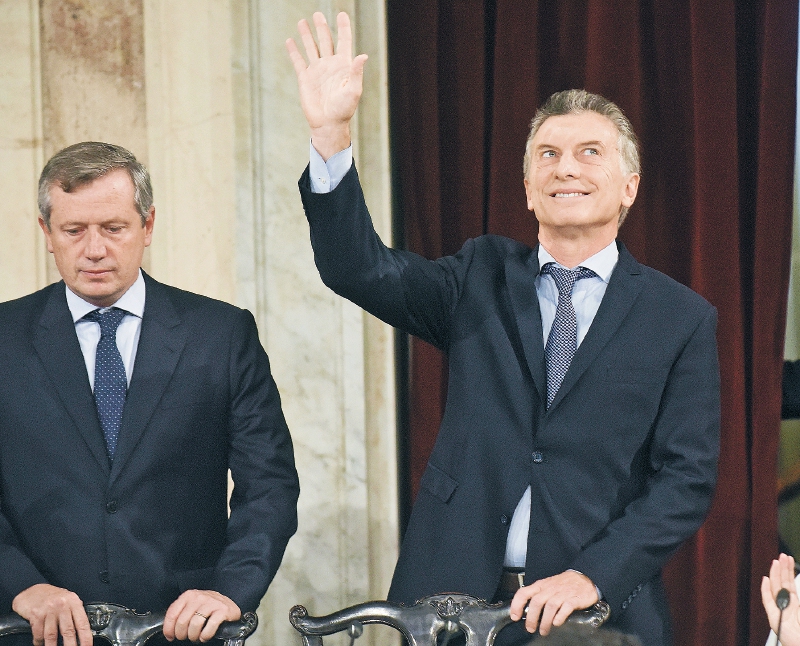 Las barras que insultan al presidente argentino