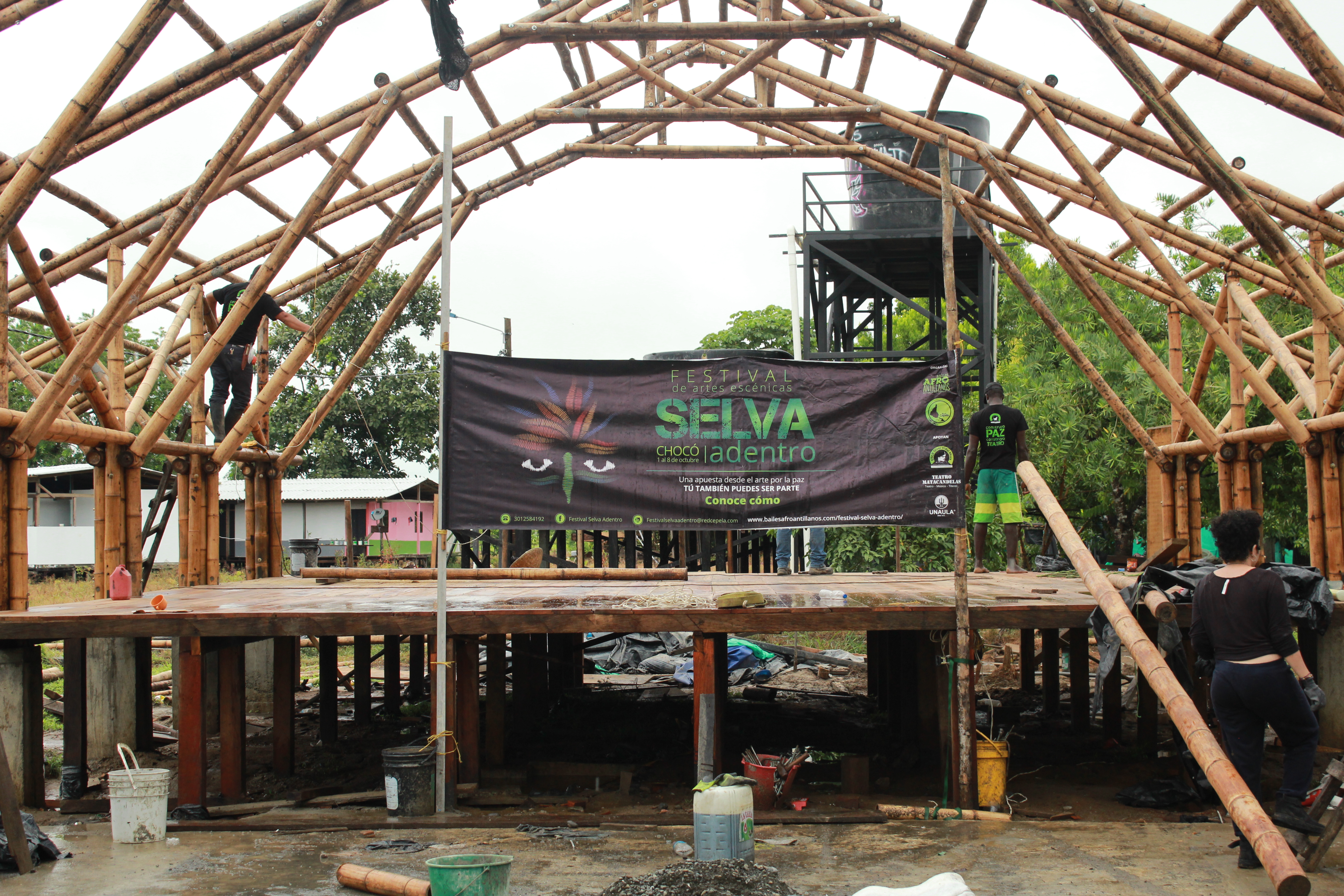Se buscan recursos para el teatro en la selva que construyeron excombatientes