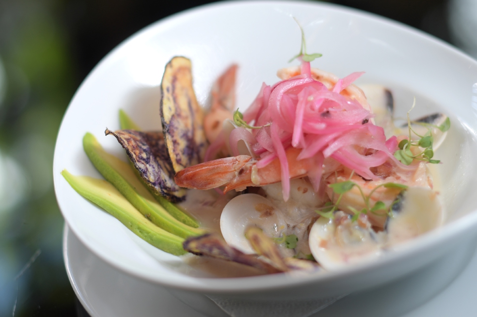 Pasos para preparar ceviche tibio de langostinos con leche de tigre de almejas