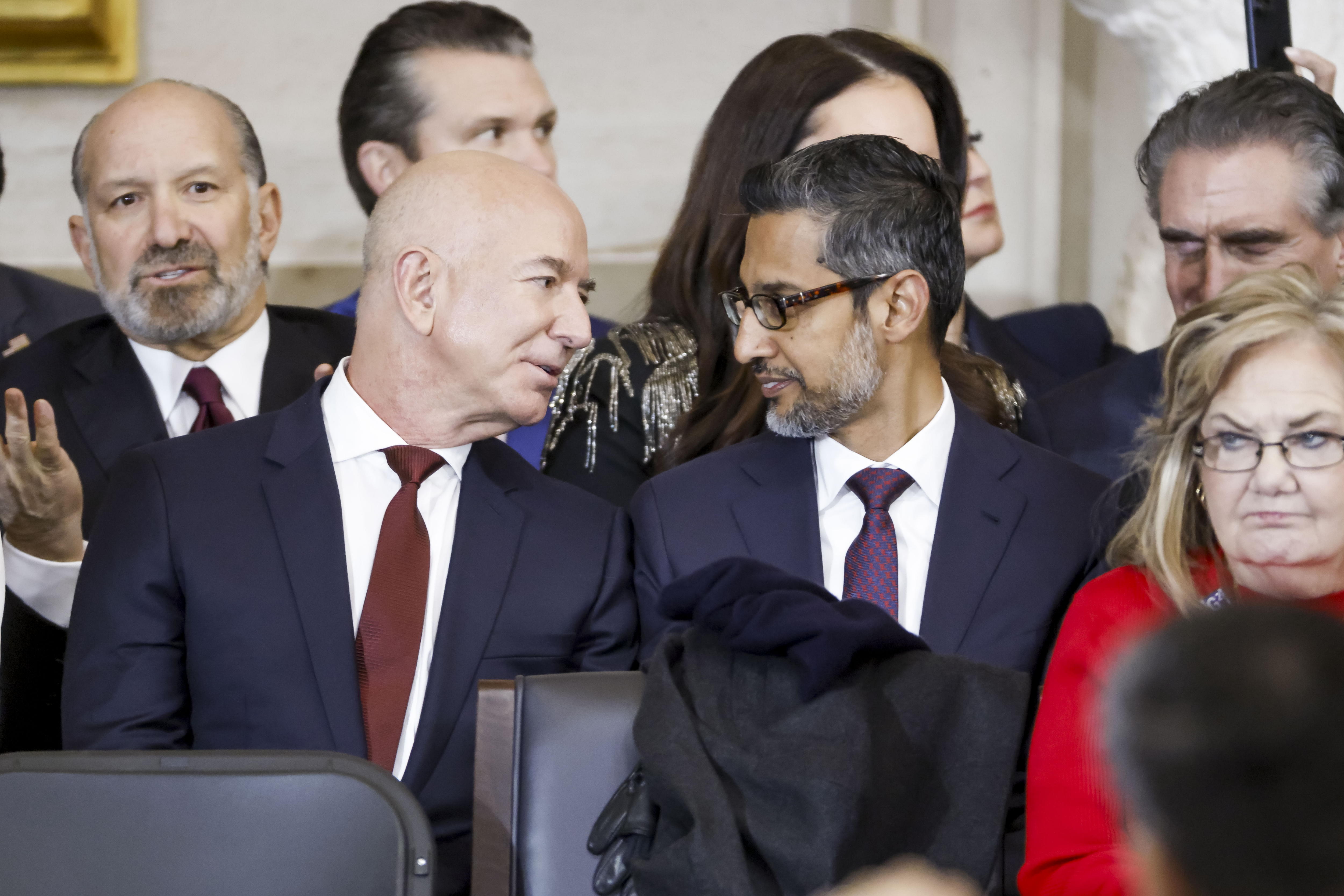 Washington (United States), 20/01/2025.- Businessman Jeff Bezos (L) talks with Google CEO Sundar Pichai (R) at Donald Trump'Äôs inauguration as the next President of the United States in the rotunda of the United States Capitol in Washington, DC, USA, 20 January 2025. Trump, who defeated Kamala Harris, is being sworn in today as the 47th president of the United States. (Estados Unidos) EFE/EPA/SHAWN THEW / POOL