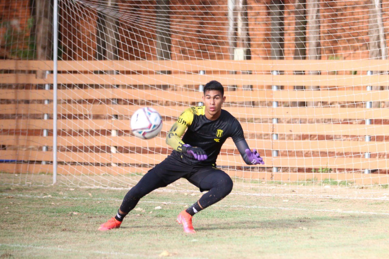 El arquero Devis Vásquez, protagonista de la primera transferencia de futbolistas colombianos en 2023.