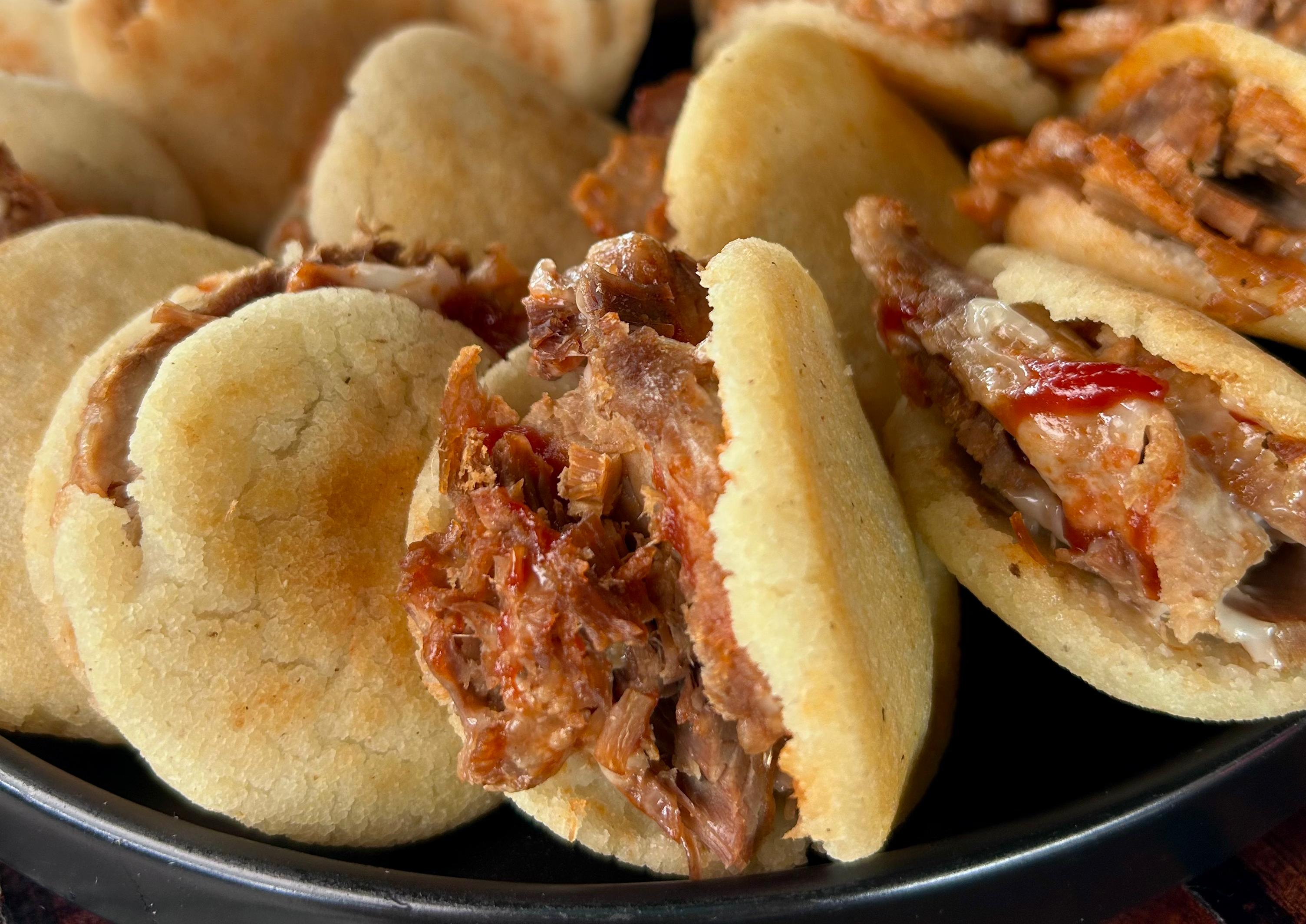 Arepitas andinas rellenas de carne de ternera, un bocado típico del Táchira que conquista a los visitantes.