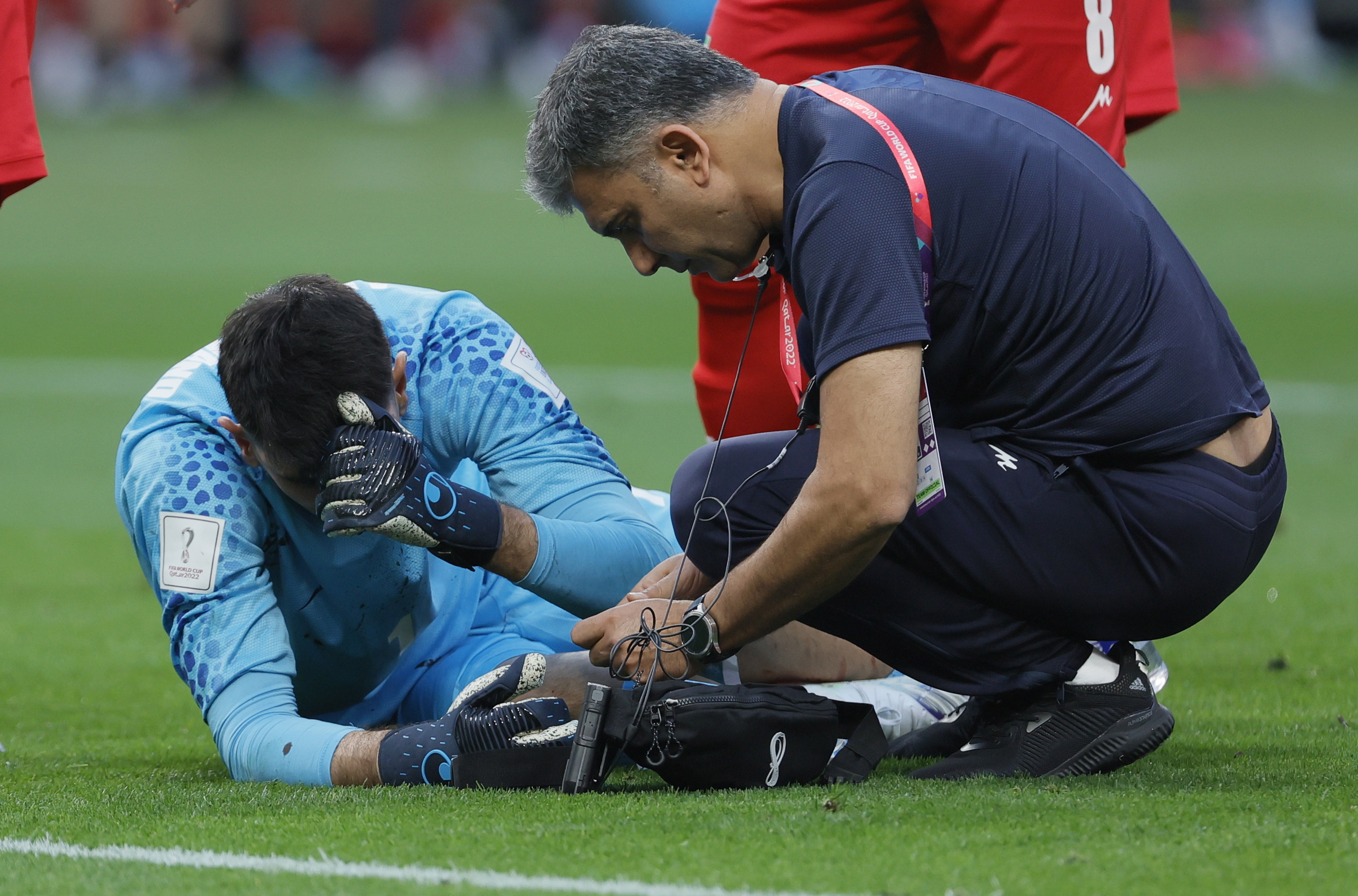 Doha (Qatar), 21/11/2022.- Goalkeeper Ali Beiranvand of Iran receives medical attention during the FIFA World Cup 2022 group B soccer match between England and Iran at Khalifa International Stadium in Doha, Qatar, 21 November 2022. (Mundial de Fútbol, Catar) EFE/EPA/Ronald Wittek