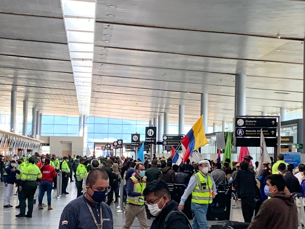 Luego de varias horas de protesta, indígenas Misak se retiraron del Aeropuerto El Dorado