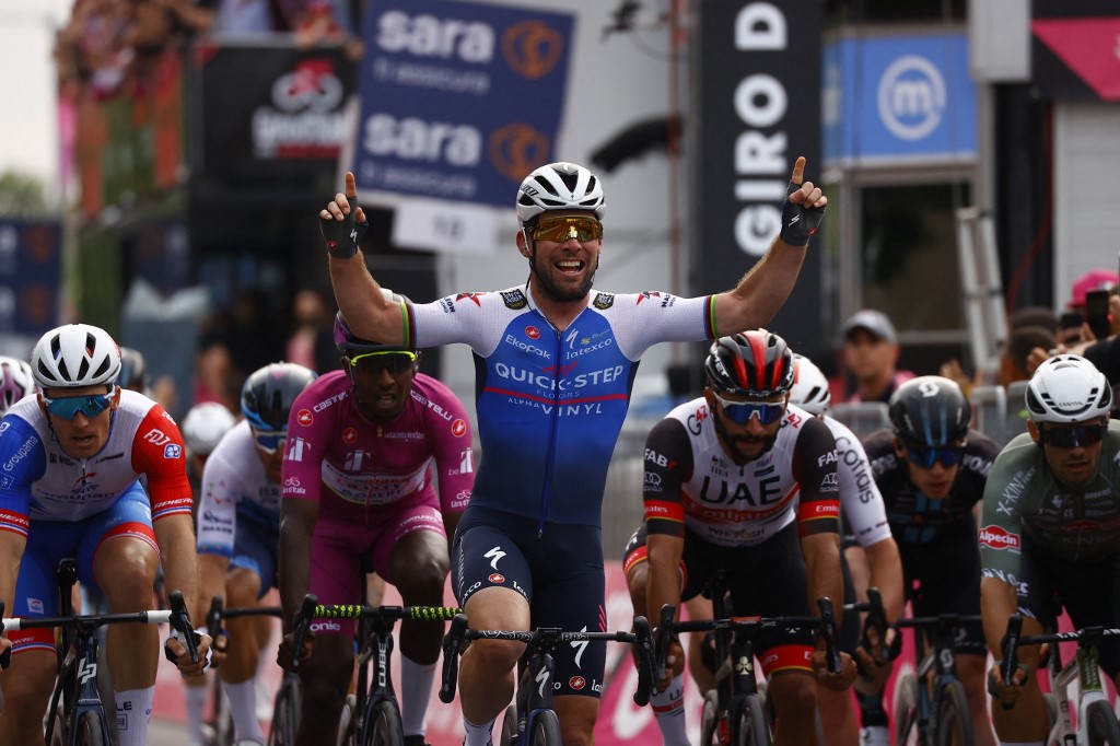 Cavendish (c) festeja. A su lado, Gaviria (UAE Team Emirates) se lamenta.
