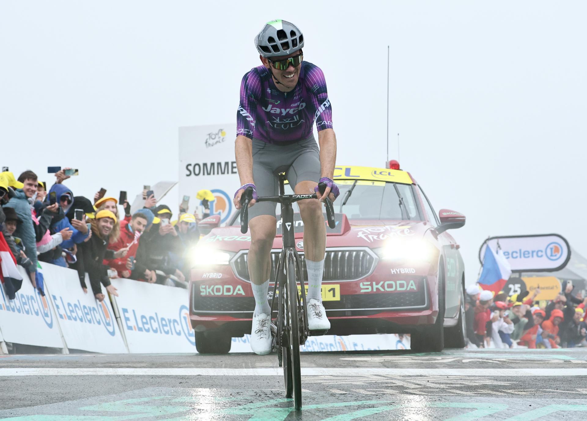 (France), 24/07/2025.- Australian rider Ben O'Connor of Team Jayco AlUla wins the 18th stage of the Tour de France cycling race over 171.5km from Vif to Col de la Loze, France, 24 July 2025. (Ciclismo, Francia) EFE/EPA/CHRISTOPHE PETIT TESSON