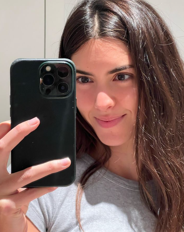 Así son las uñas que Paulina Vega usa, naturales y de color pastel.