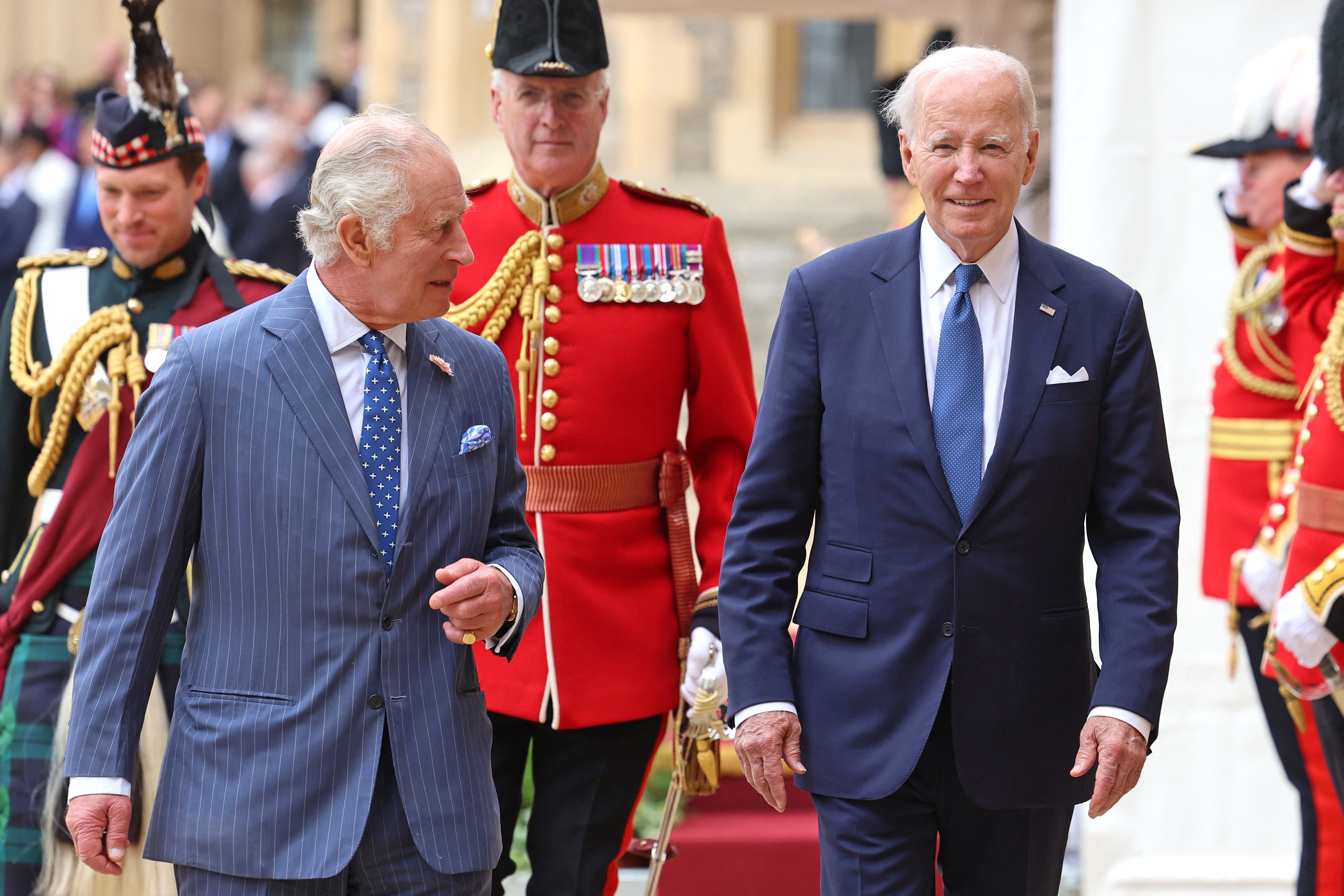 Tras el primer saludo entre Biden y Carlos III, muchos empezaron a especular sobre un supuesto incumplimiento del protocolo por parte del presidente estadounidense.