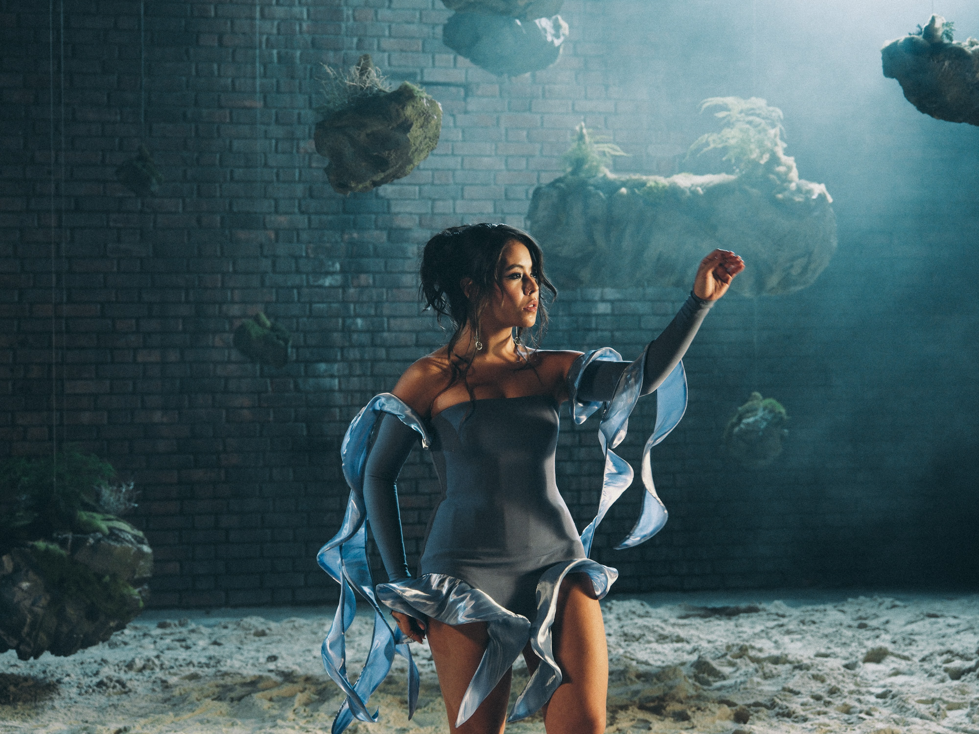 Juliana Velásquez navega hacia lo profundo con su nuevo álbum “Mar Adentro”