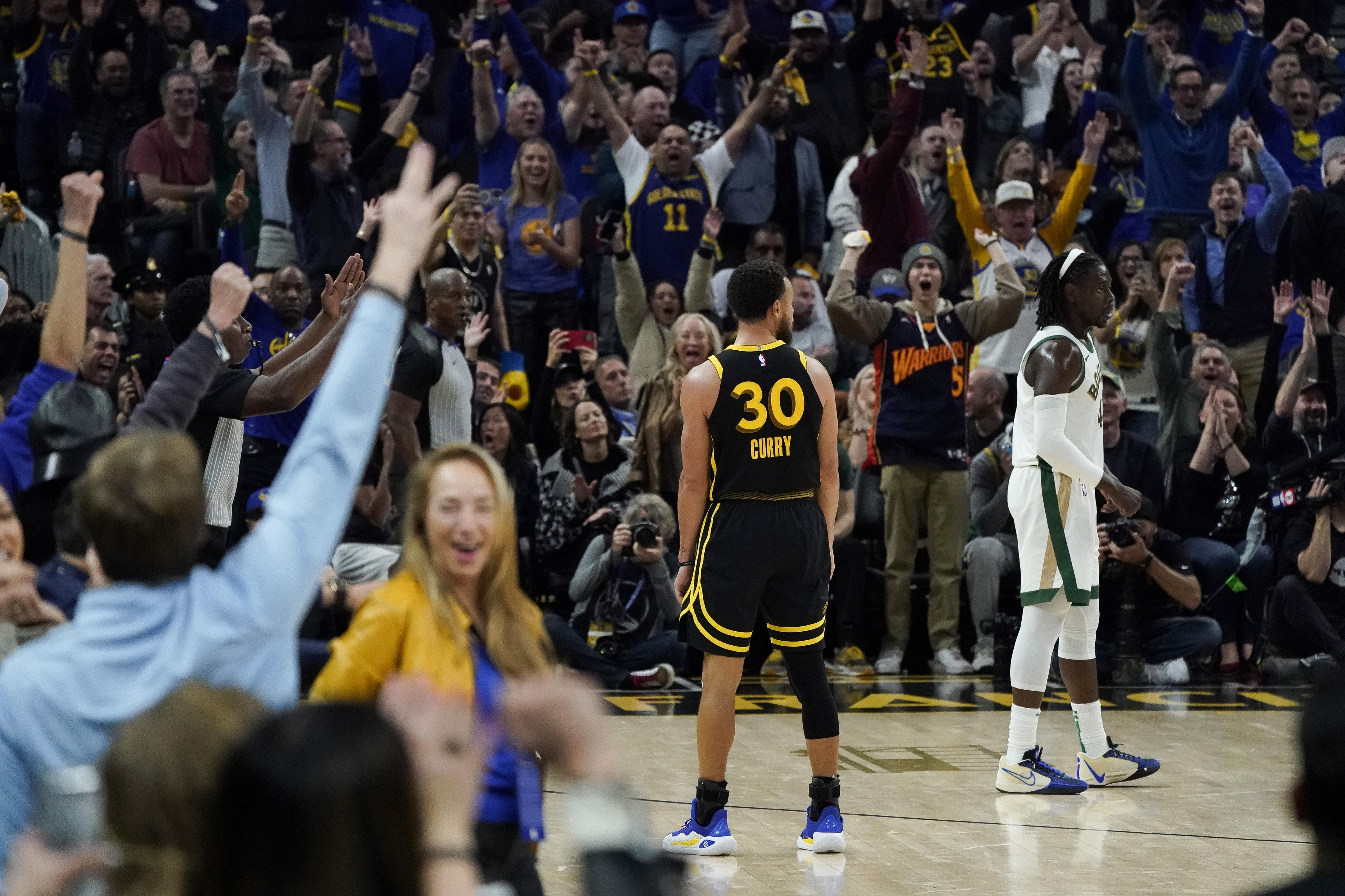 Video: con este triple inverosímil, Curry le dio la victoria a los Warriors