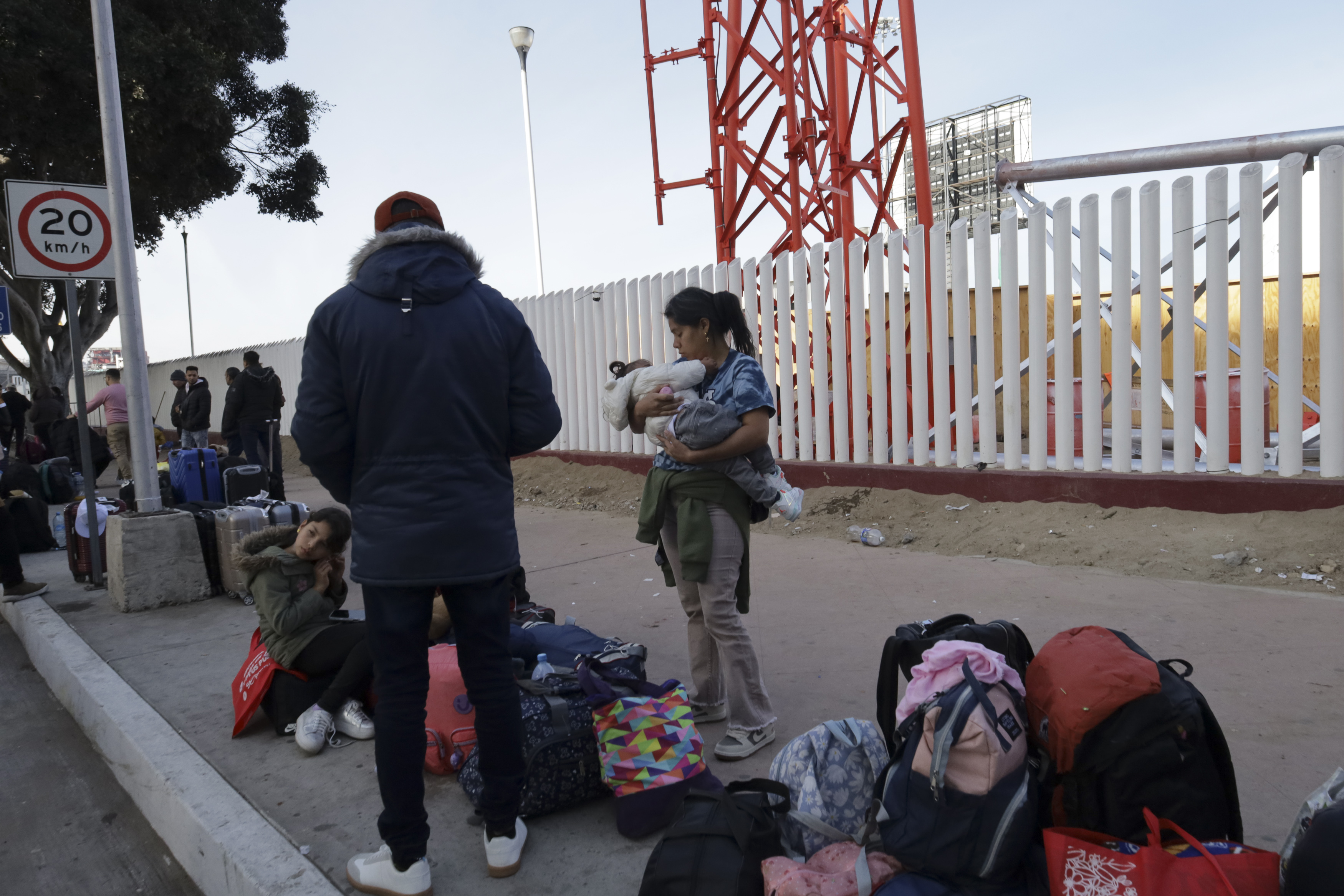 MEX333. TIJUANA (MÉXICO), 20/01/2025.- Migrantes permanecen varados este lunes, en el puerto fronterizo de El Chaparral, en Tijuana (México). Cientos de migrantes quedaron varados después de que el gobierno del nuevo presidente, Donald Trump, cancelara el programa CBP-One, que permitía a migrantes solicitar citas para pedir asilo en EE.UU. a través de los puertos de entrada en la frontera con México. EFE/ Joebeth Terríquez