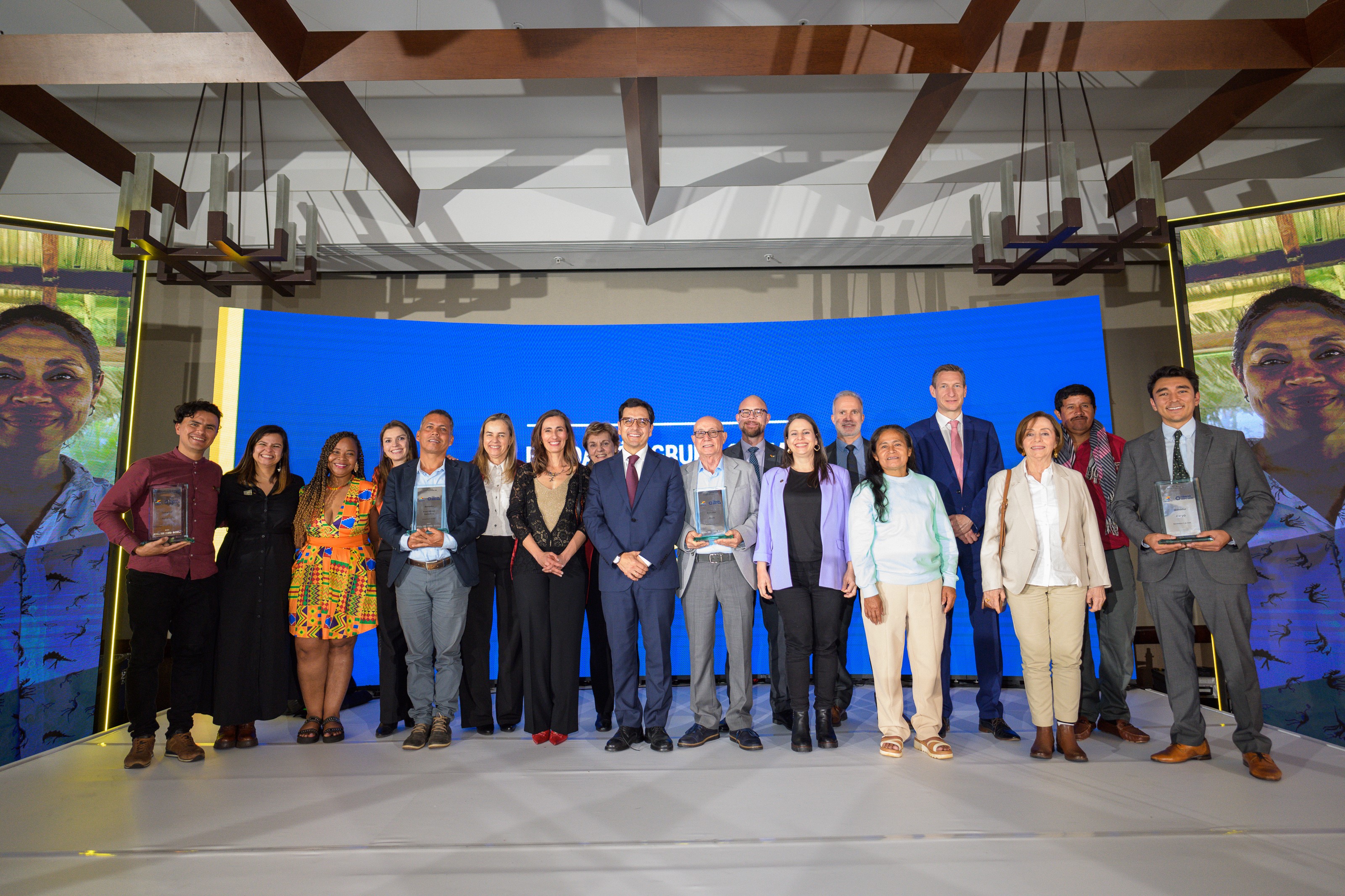 Los finalistas junto a los ganadores del premio.
