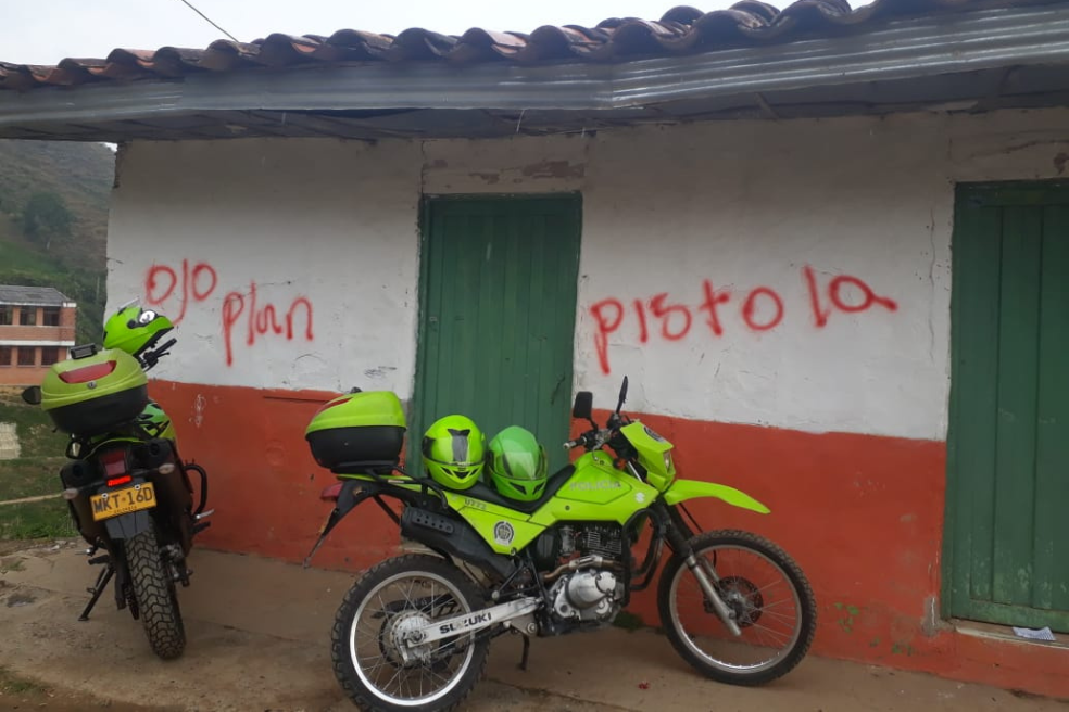 Grafitis del ELN en Riosucio (Caldas) durante el paro armado declarado en 2020.
