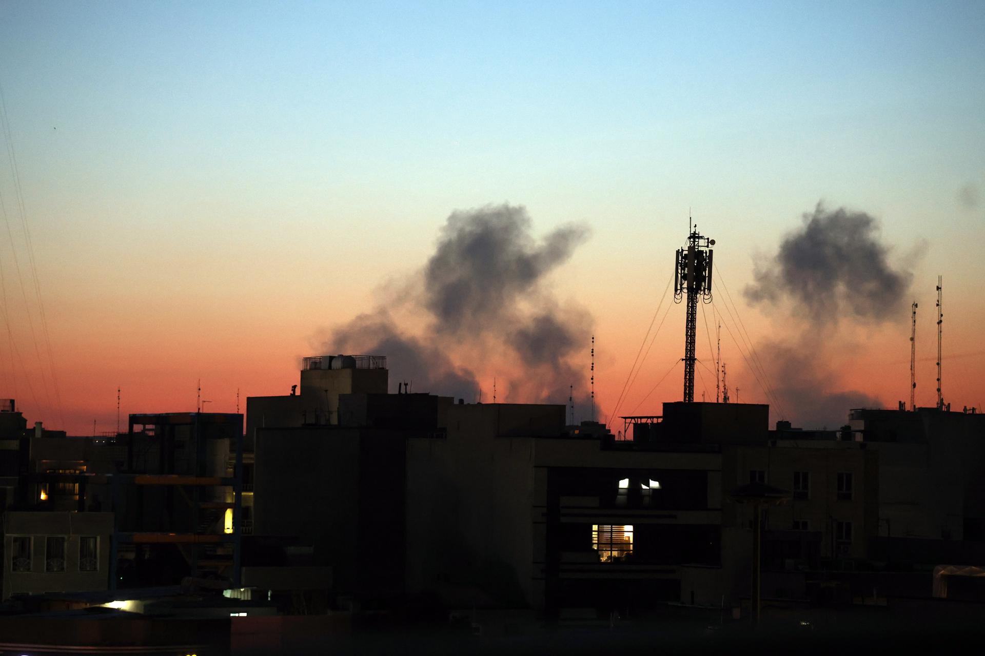 TEHRAN (IRAN(Islamic Republic Of)), 06/03/2026.- Smoke rises after an airstrike in central Tehran, Iran, 06 March 2026. A joint US-Israeli military operation continued to target multiple locations across Iran, marking the seventh day of the conflict that began on 28 February. (Teherán) EFE/EPA/ABEDIN TAHERKENAREH
