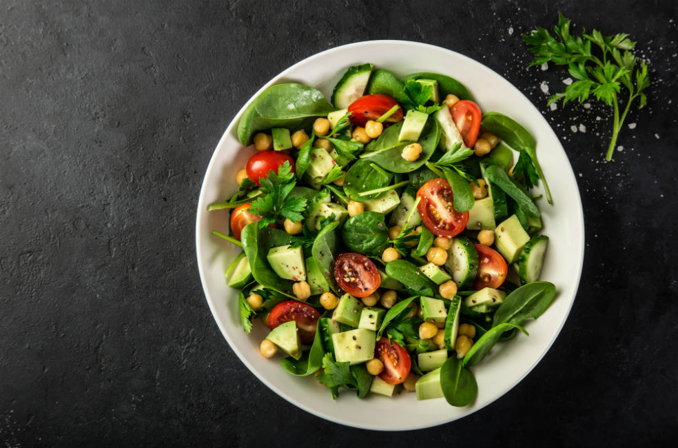 Ensalada de espinaca, espárragos y peras con vinagreta de uvas