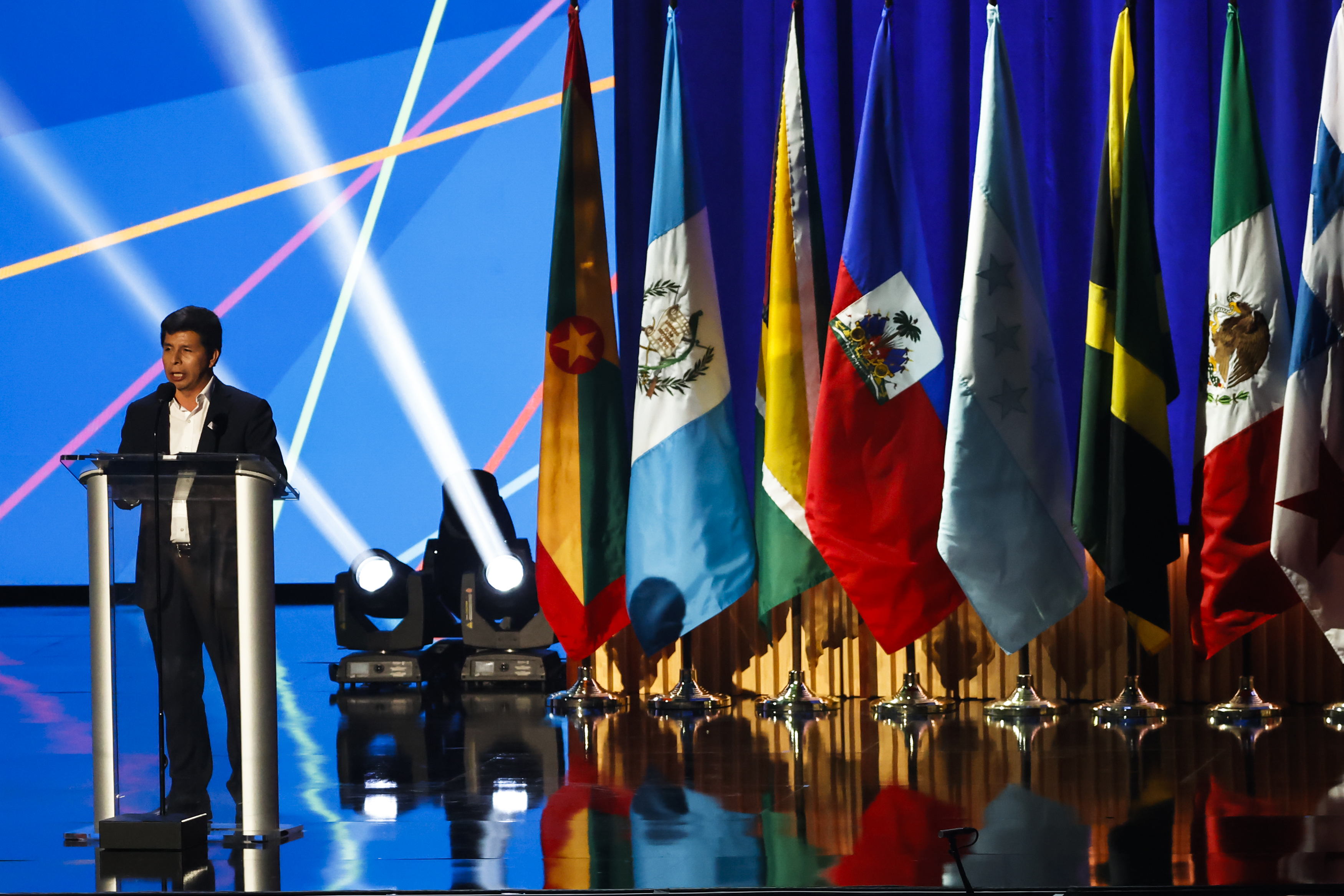 AME5462. LOS ÁNGELES (ESTADOS UNIDOS), 08/06/2022.- El presidente de Perú, Pedro Castillo, pronuncia hoy un discurso durante el evento inaugural de la IX Cumbre de las Américas, en Los Ángeles, California (EE.UU). EFE/ Alberto Valdés