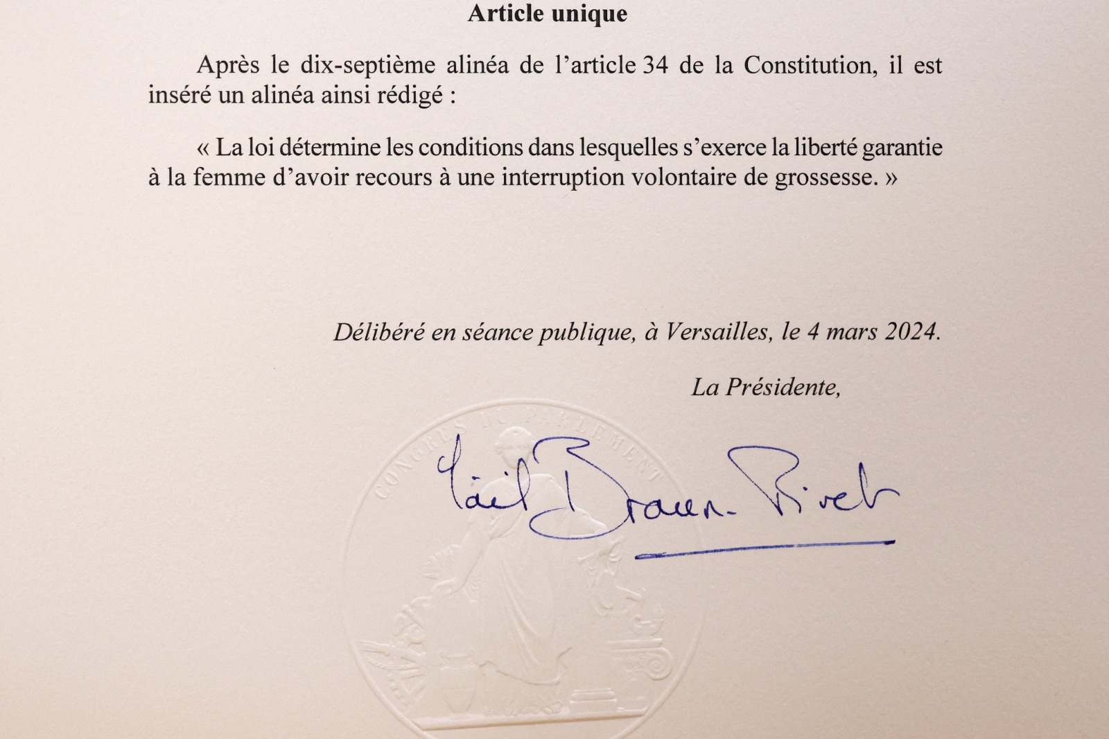 Esta fotografía, tomada en Versalles, muestra el sello del congreso que autentifica la votación del Parlamento francés para anclar el derecho al aborto en la constitución del país. Aunque en Francia el aborto ya era legal desde 1974, este hito también se da como una manera de blindar el aborto en medio de un panorama global en el que se han presentado varios retrocesos. Por ejemplo, la anulación de Roe vs. Wade en Estados Unidos.