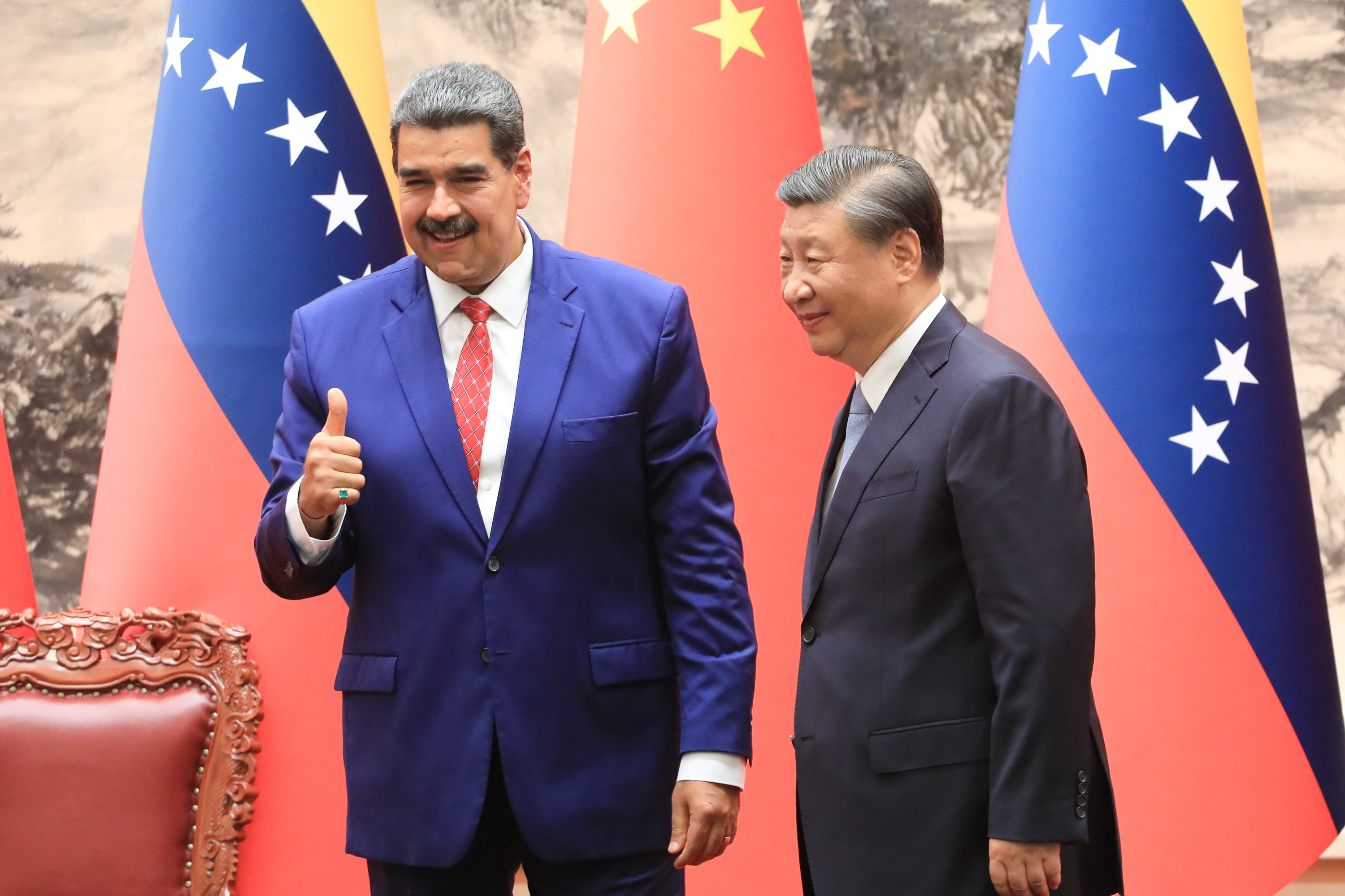 AME9273. BEIJING (CHINA), 13/09/2023.- Fotografía cedida por Prensa Miraflores que muestra al presidente venezolano, Nicolás Maduro (i), durante una reunión con el presidente de China, Xi Jinping, en Beijing (China). En una reunión en el Gran Palacio del Pueblo, Xi expresó su apoyo a los esfuerzos venezolanos por mantener "la soberanía, la dignidad nacional y la estabilidad social del país, así como por resistir la injerencia externa" y dio la bienvenida a Maduro en su quinta visita a China desde que asumió el cargo en 2013, las cuales "reflejan la amistad fraterna" entre ambos países, según el líder del país asiático. EFE/ Prensa Miraflores /SOLO USO EDITORIAL/ SOLO DISPONIBLE PARA ILUSTRAR LA NOTICIA QUE ACOMPAÑA (CRÉDITO OBLIGATORIO)