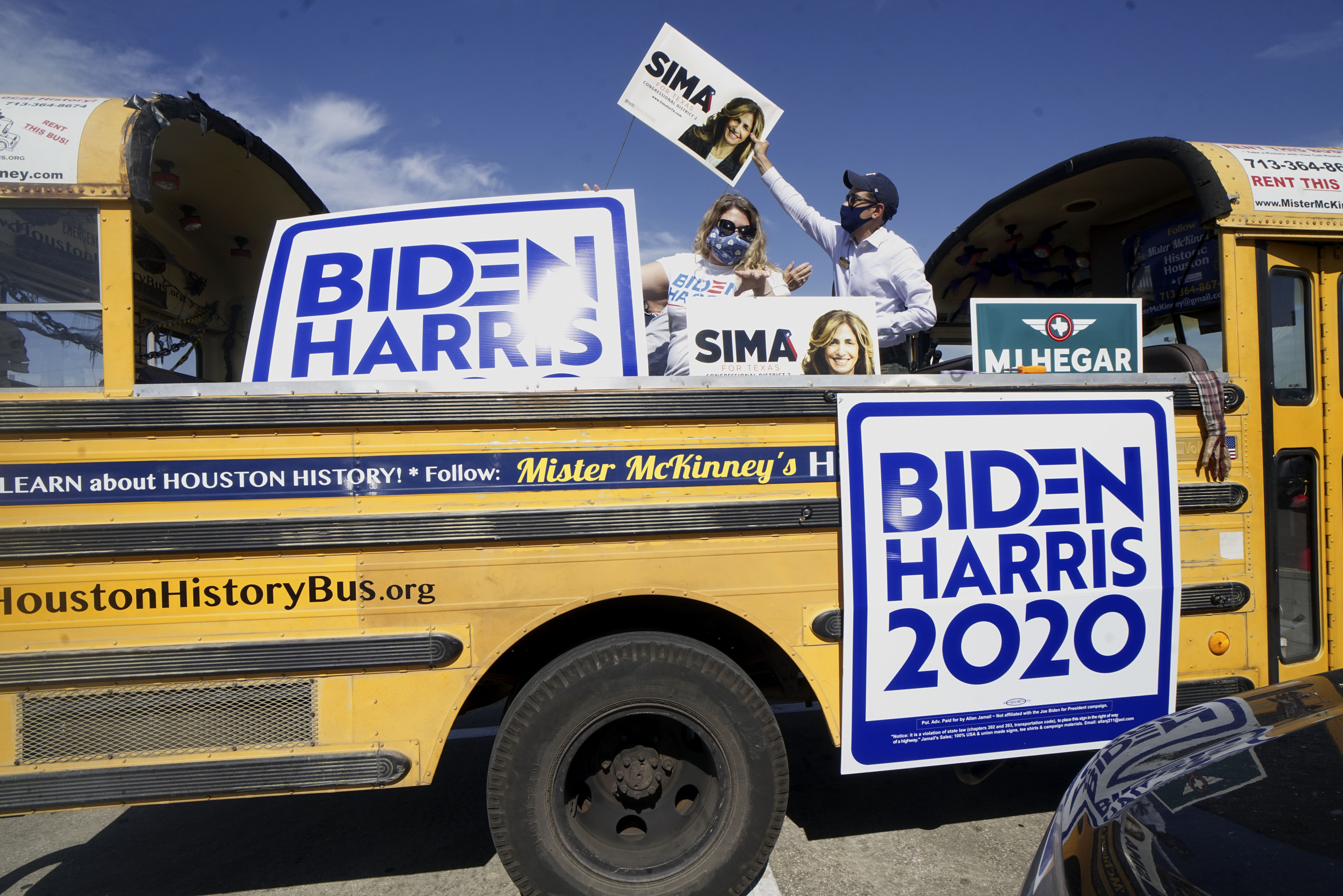 Los partidarios del vicepresidente Joe Biden exhiben carteles en un autobús a lo largo de West Gray Street el 3 de noviembre en Houston, Texas. Pese a que los republicanos son fuertes en este estado desde hace más de una década, las cosas empezaron a cambiar desde 2018. Tanto así que para estas elecciones la intención de voto está apretada. Trump lleva la ventaja con el 50.3 % mientras que Biden se acerca a su rival con un 48.8 % de acuerdo con el portal FiveThirtyEight.