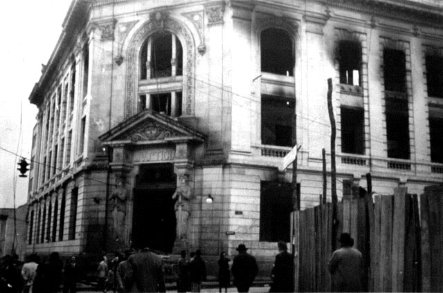 Hacia 1920, en el que ahora está el centro cultural, se demolieron dos estructuras para levantar el Palacio de Justicia. Durante los disturbios del Bogotazo, en abril de 1948, el sitio, al igual que más de un centenar de construcciones del centro de la ciudad, fue consumido por las llamas.