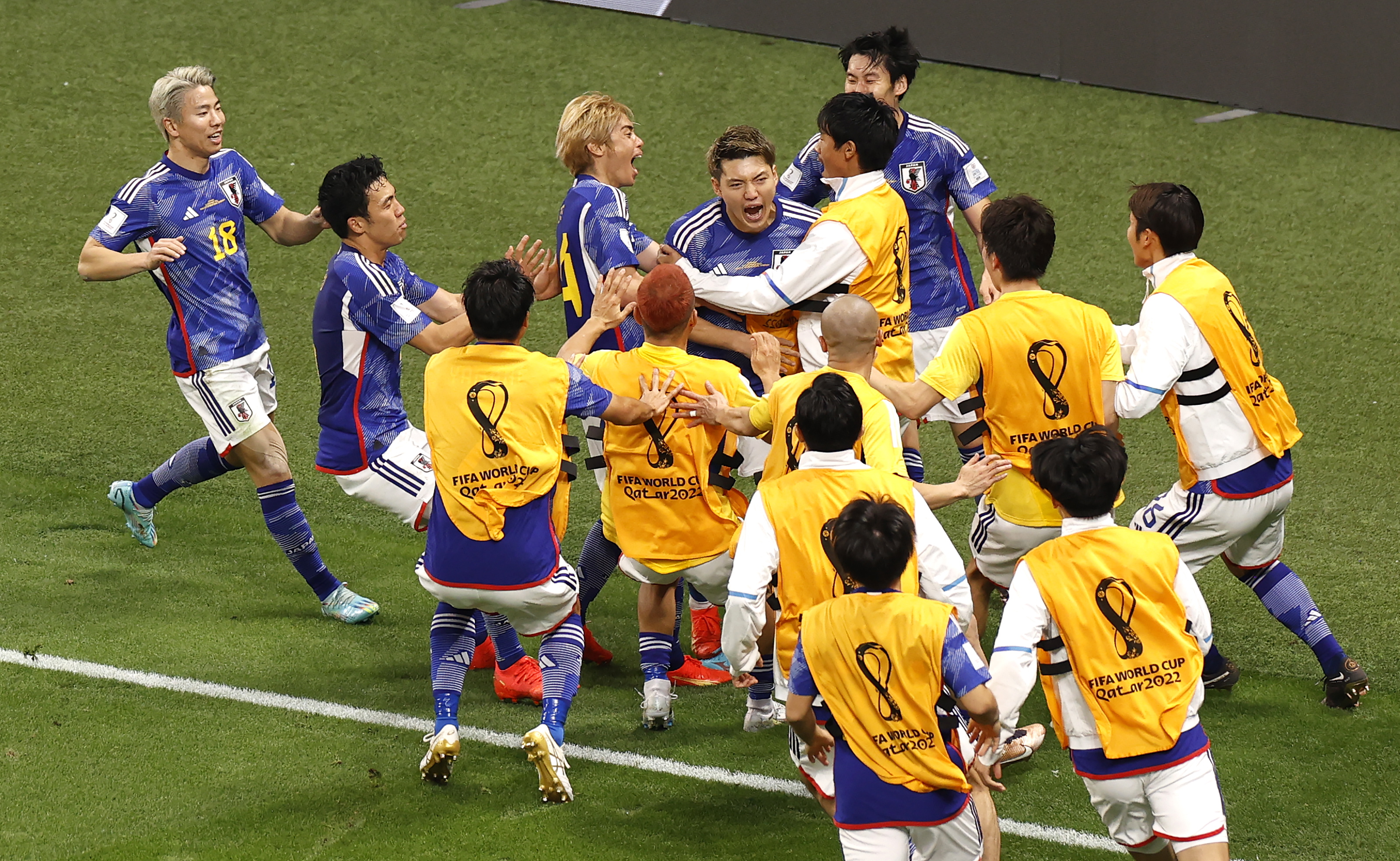 Doha (Qatar), 23/11/2022.- Ritsu Doan (C) of Japan celebrates with teammates scoring the equalizer during the FIFA World Cup 2022 group E soccer match between Germany and Japan at Khalifa International Stadium in Doha, Qatar, 23 November 2022. (Mundial de Fútbol, Alemania, Japón, Catar) EFE/EPA/Rungroj Yongrit