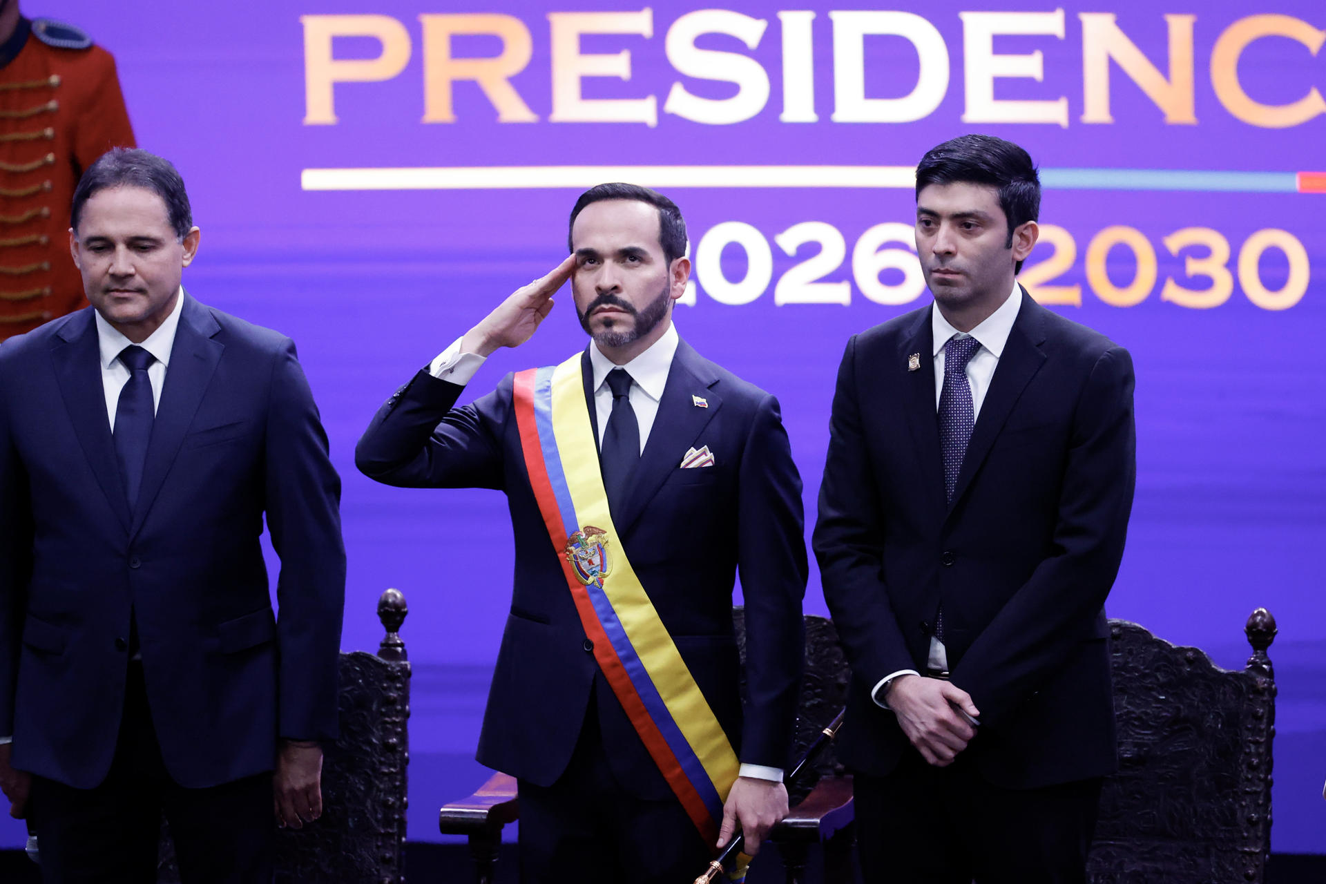 AME7018. CALI (COLOMBIA), 07/08/2026.- Abelardo de la Espriella (c-i) jura como presidente de Colombia para el periodo 2026-2030 este viernes en Cali (Colombia). "Juro a Dios y prometo al pueblo cumplir fielmente la Constitución y las leyes de Colombia", dijo De la Espriella al jurar ante el presidente del Congreso, Honorio Henríquez, quien acto seguido le impuso la banda presidencial. EFE/ Mauricio Dueñas Castañeda
