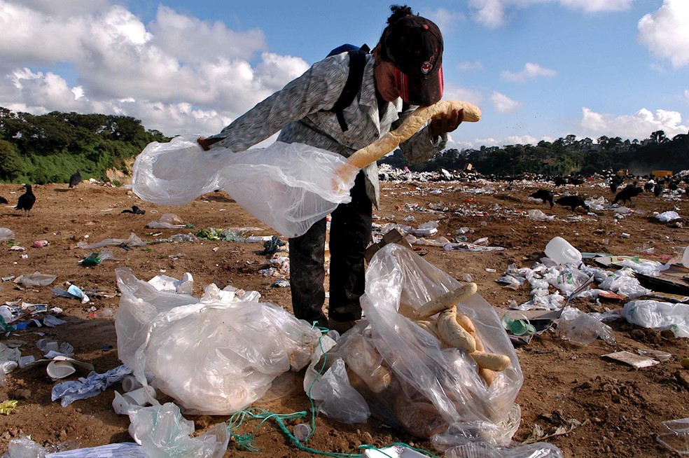 María González, de 42 años de edad, recoge pan en el basurero municipal de la capital guatemalteca.EfeLe sigue Argentina, con 16 millones de toneladas de alimentos que dejan de consumirse (12,5 %), de los cuales "14,5 millones corresponden a pérdidas y 1,5 millones a desperdicio (en el comercio y consumo)", según el Gobierno.