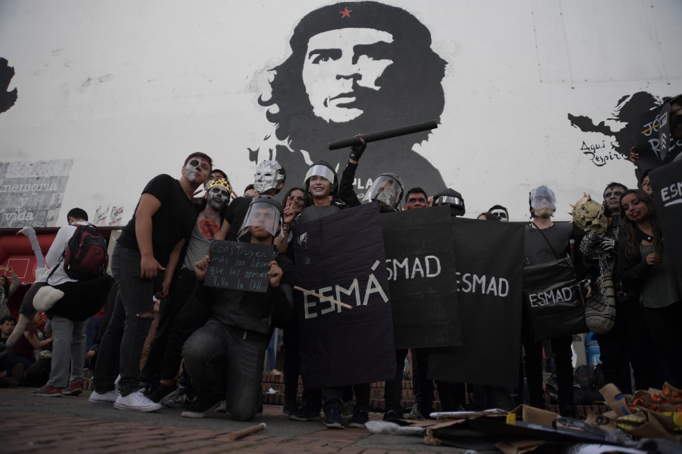 Marcha zombi para “revivir” a las universidades públicas
