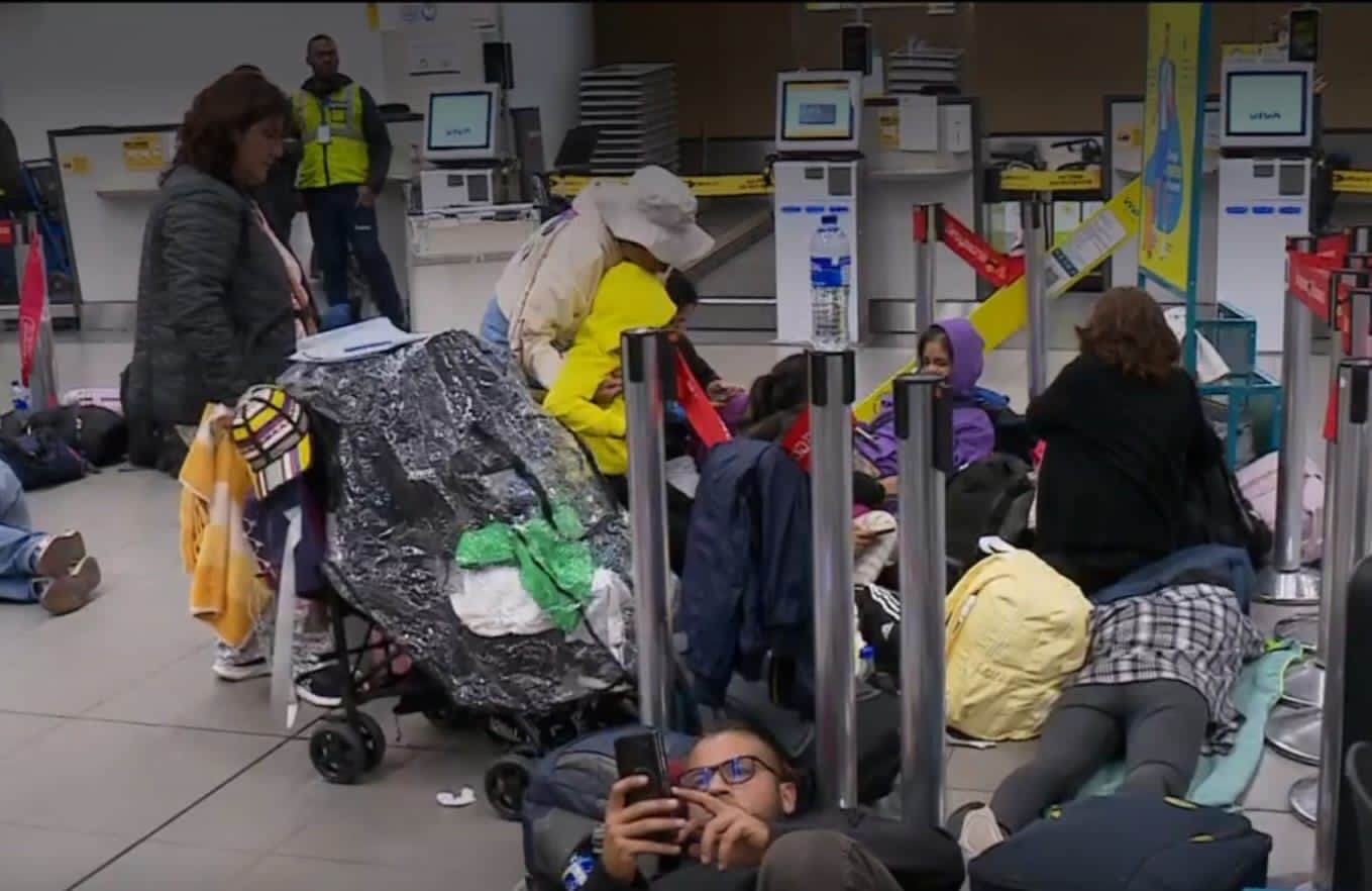 Pasajeros protestan en aeropuerto El Dorado por cese de operaciones de Viva Air