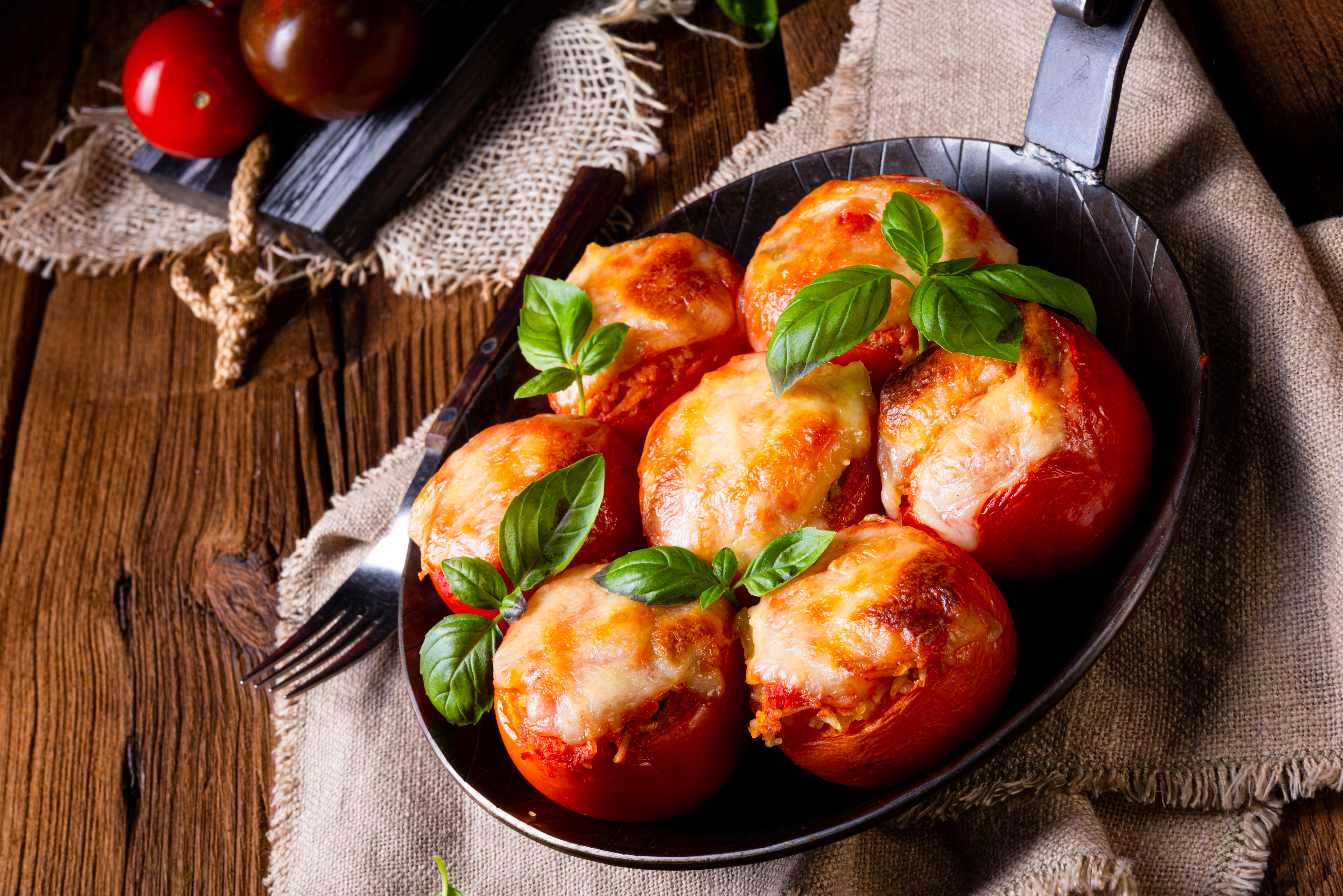 Tomates rellenos de pollo y queso fundido