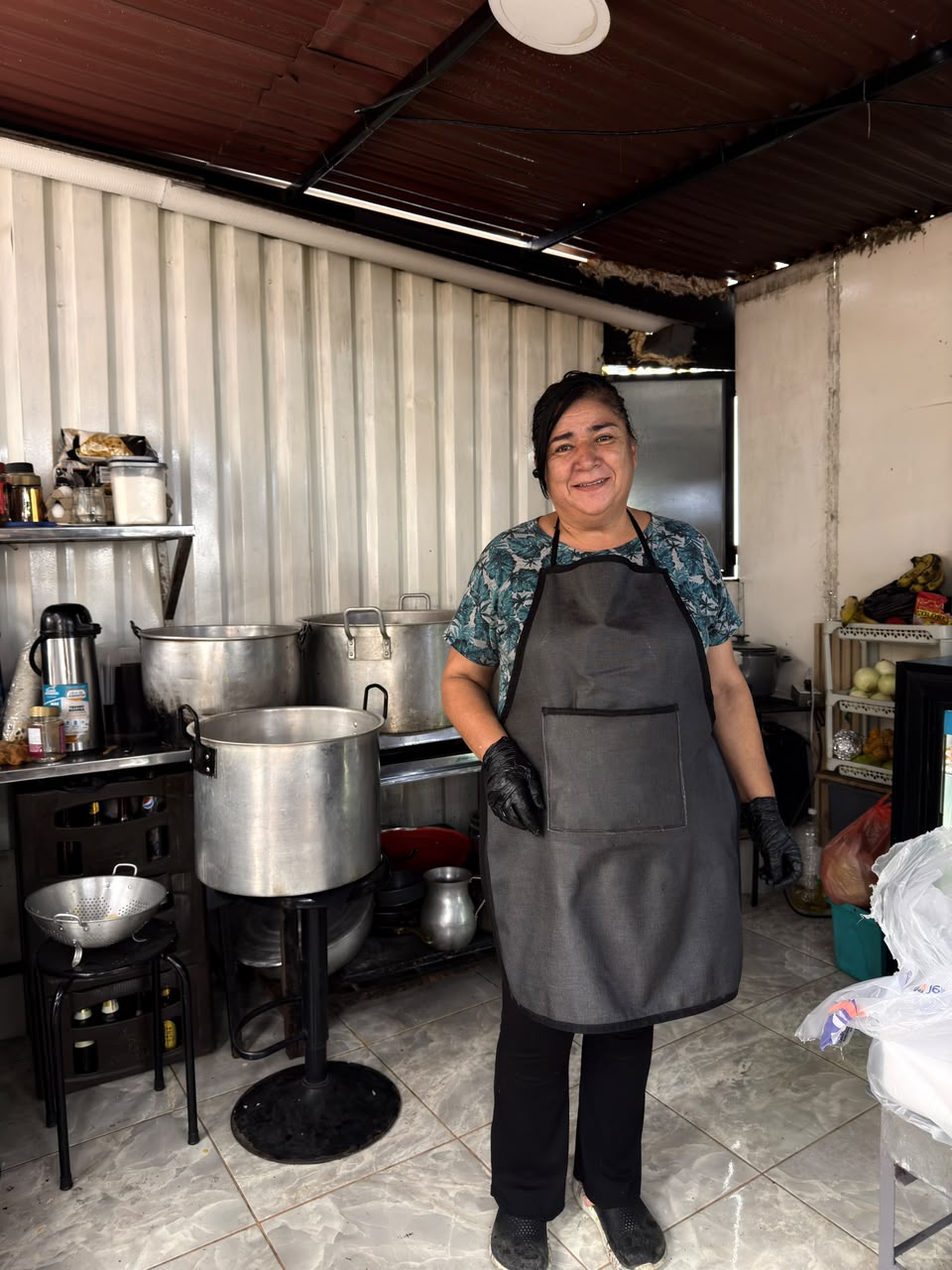 María Valencia, la cocinera que ha donado más de 800 almuerzos. Con las albóndigas, costillas y carne que tenía preparó 30 almuerzos. Gracias a nuevas donaciones, ya ha entregado más de 800. “La gente me tiene con el corazón partido. Por eso es que tengo que ayudar”, sostiene.