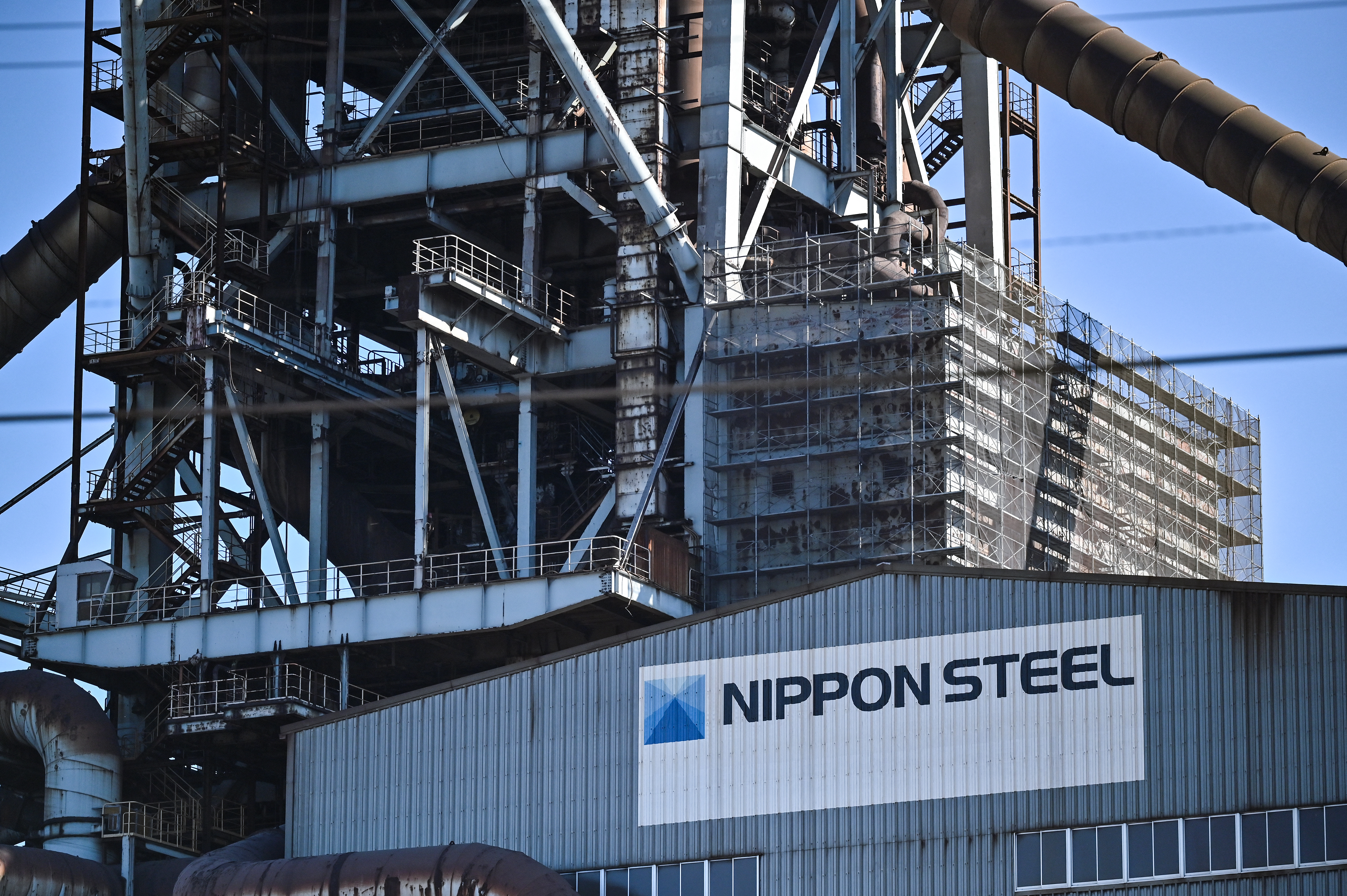 Trump frena compra de US Steel, pero abre puerta a una inversión de Nippon Steel