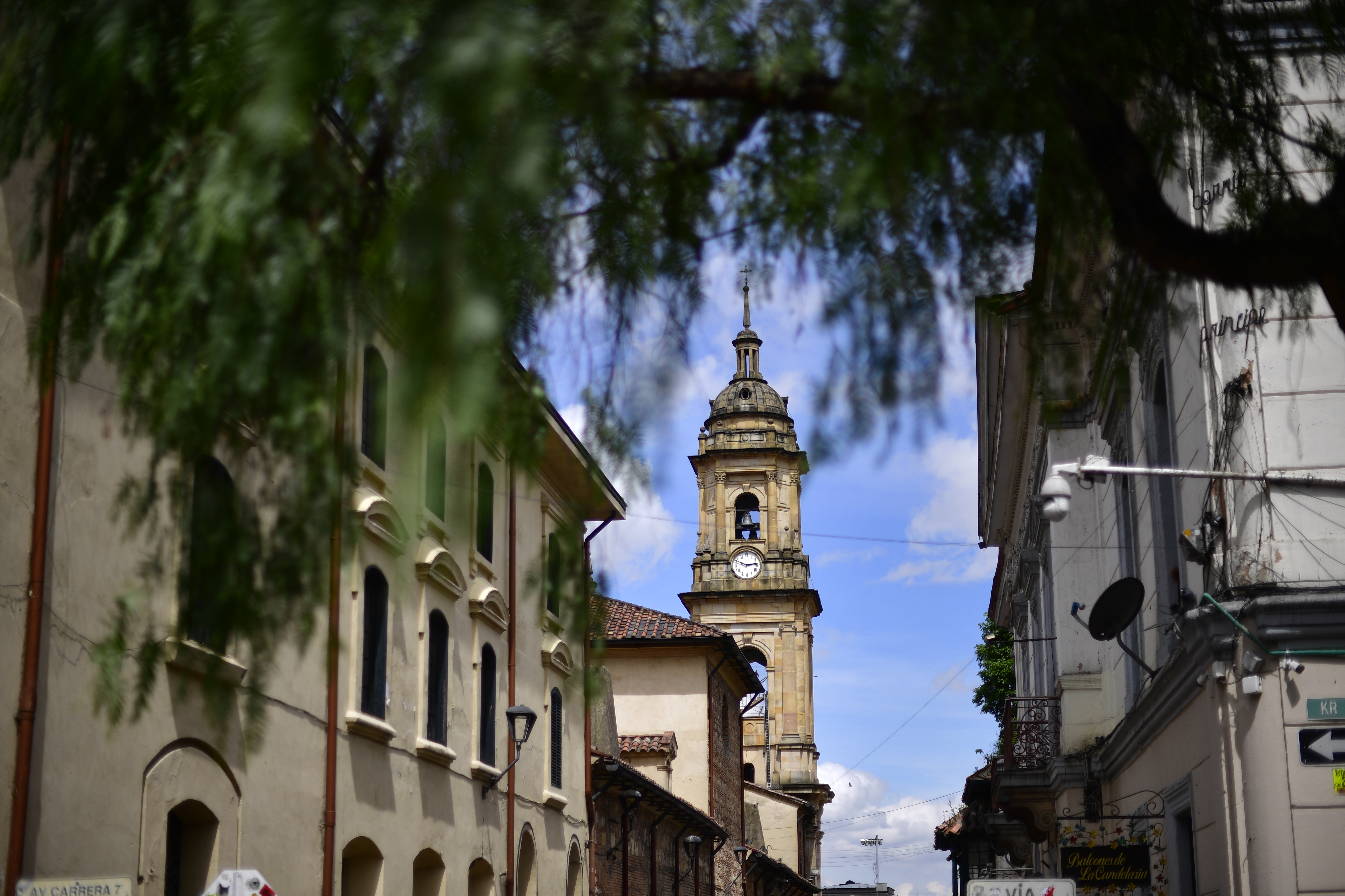 Reloj ubicado en una de las torres de esta catedral ubicada en el centro de Bogotá