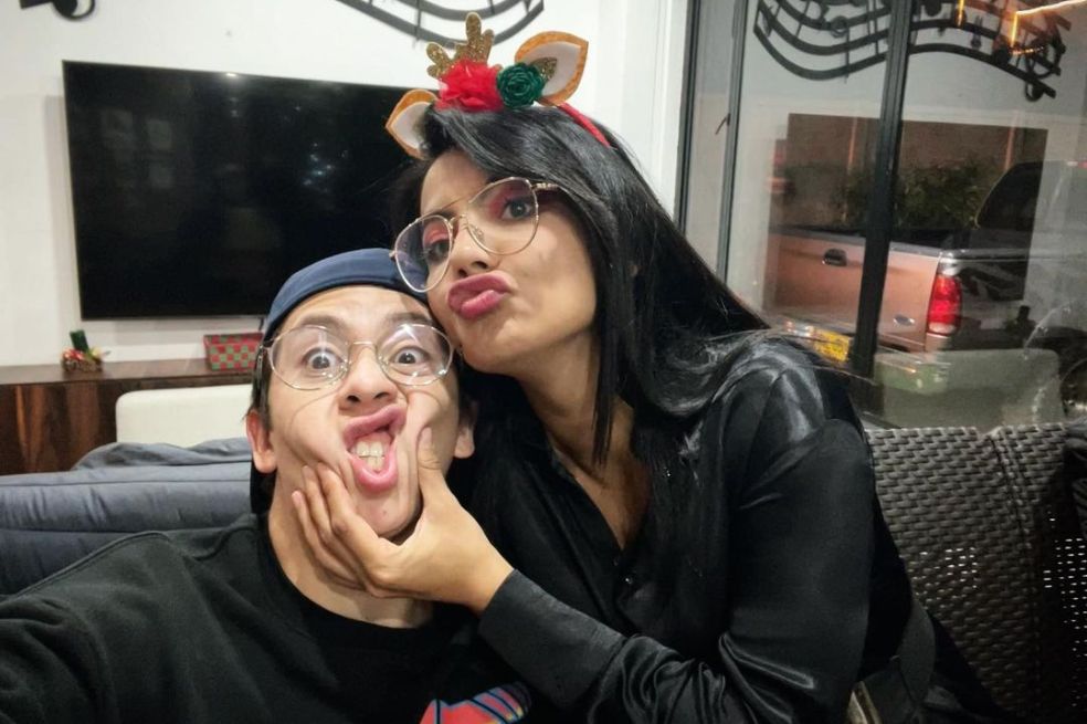 Camilo Sánchez, participante de ‘Survivor, la isla de los famosos’, no oculta su amor con Valeria, la joven que lo apoya desde lejos durante la competencia.