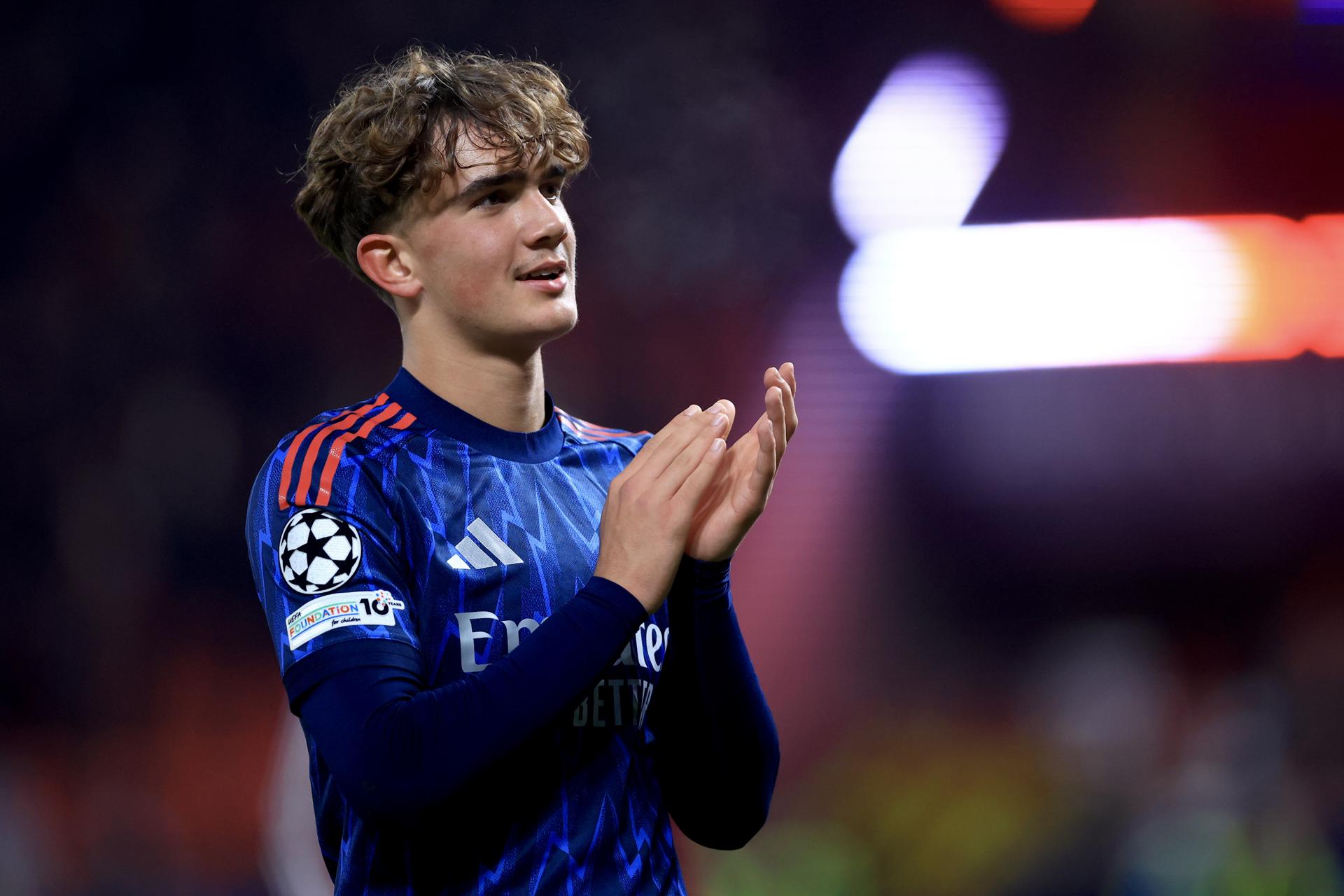 PRAGUE (Czech Republic), 04/11/2025.- Arsenal's Max Dowman greets supporters after winning the UEFA Champions League league phase match between SK Slavia Praha and Arsenal FC, in Prague, Czech Republic, 04 November 2025. (Liga de Campeones, República Checa, Praga) EFE/EPA/MARTIN DIVISEK