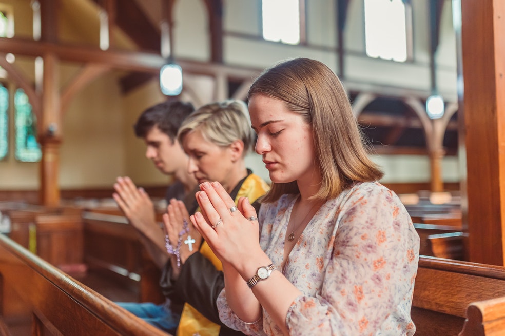 Piscis:
Sin caer en el fanatismo, los nacidos bajo este signo se caracterizan por su conexión con sus almas y lo divino. Por esto se reconocen por ser espirituales, pues encuentran relación entre el plano terrenal y el lado divino.

Además, los Piscis son intuitivos y empáticos, por lo que suelen leer bien los sentimientos de los demás y se preocupan por el bienestar colectivo por encima del individual. Estas personas suelen balancear la razón con la espiritualidad para evitar caer en los extremos o los fanatismos.