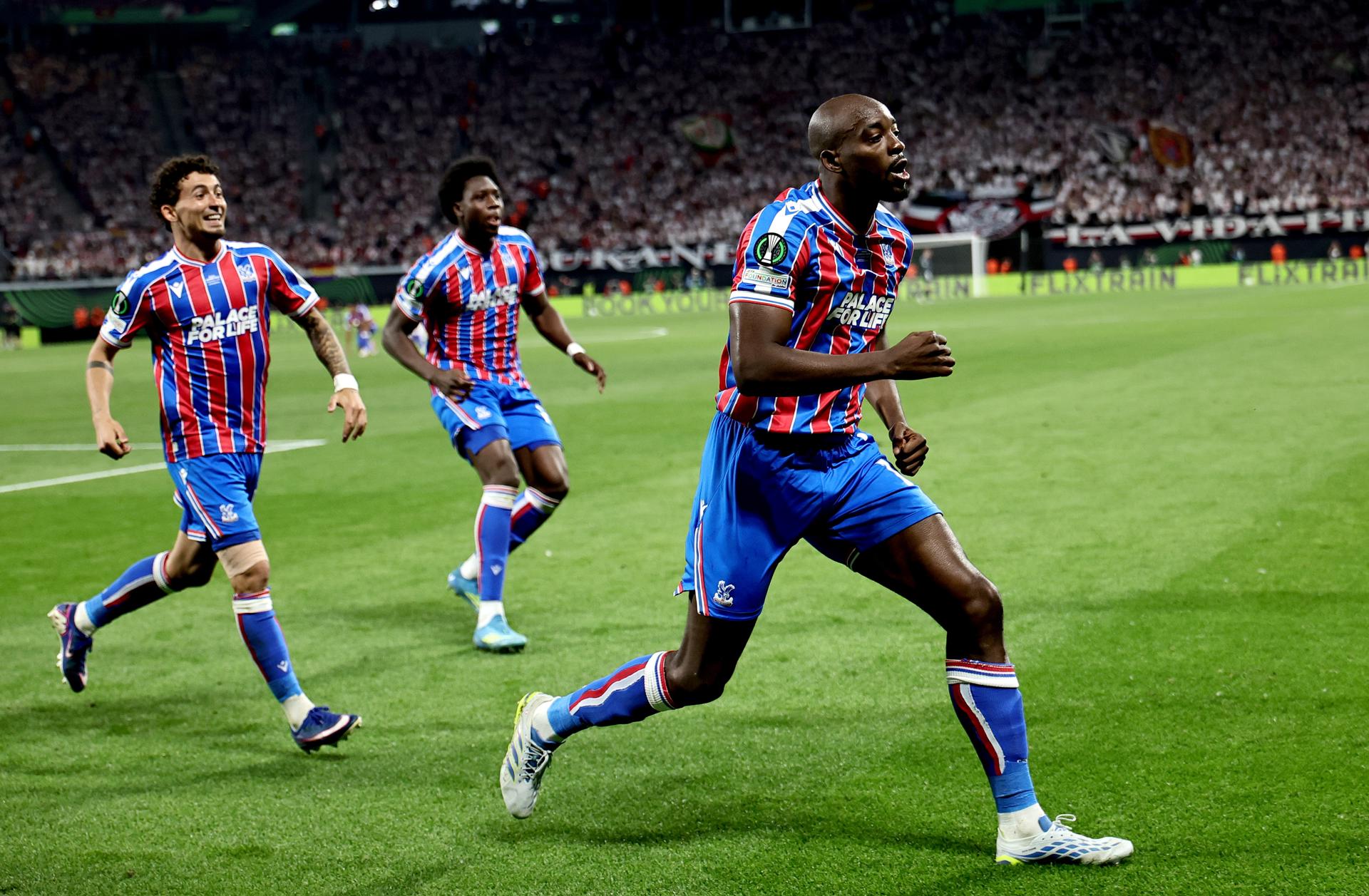 LEIPZIG (Germany), 27/05/2026.- Jean-Philippe Mateta (R) of Crystal Palace celebrates after scoring the opening goal during the UEFA Conference League final match Crystal Palace against Rayo Vallecano, in Leipzig, Germany, 27 May 2026. (Alemania) EFE/EPA/RONALD WITTEK
